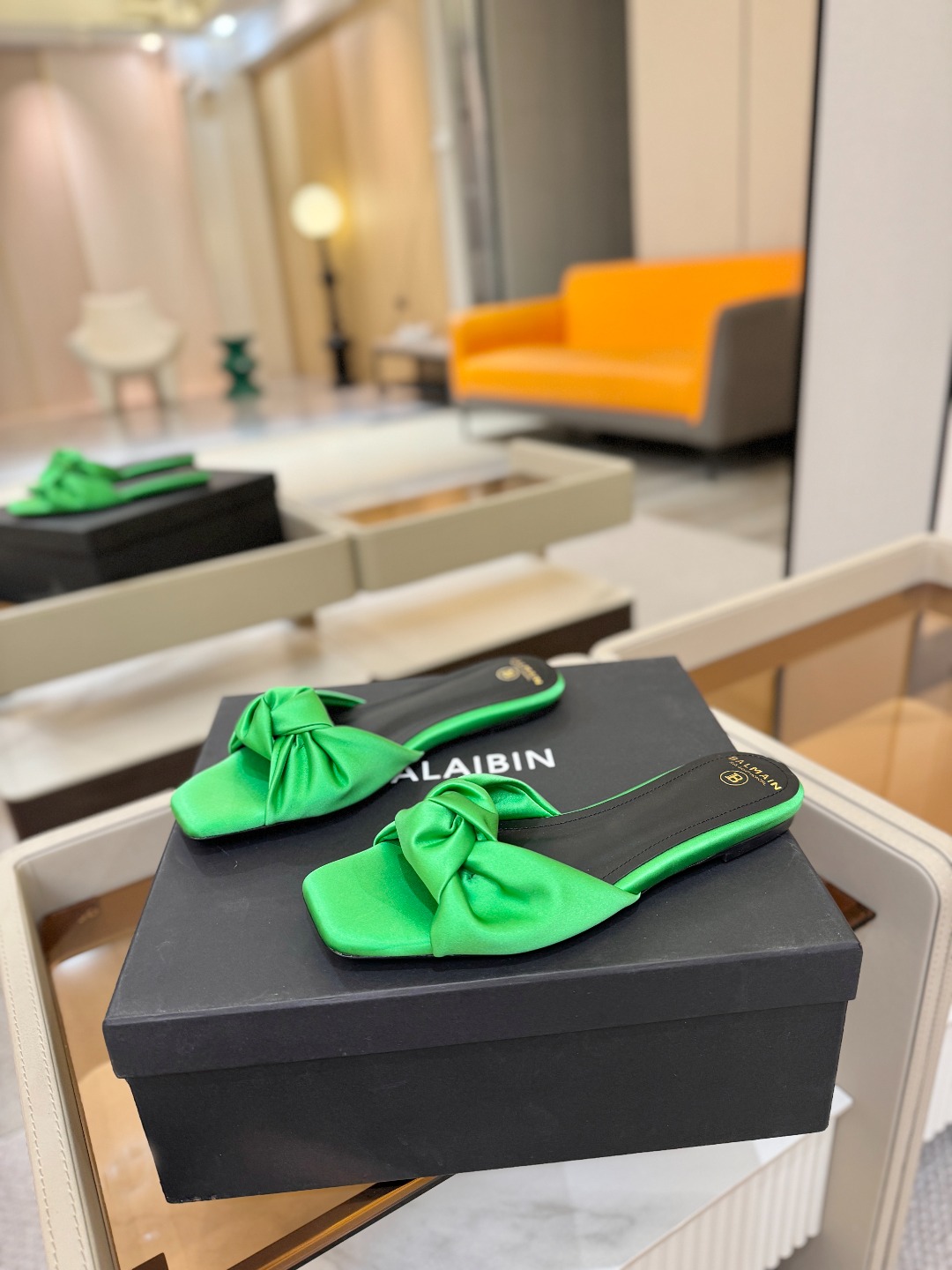 Balmain巴尔曼走秀时装 👄嘴唇时髦平底拖鞋𝘽𝙖𝙡𝙢𝙖𝙞𝙣巴尔曼 愈发別致出众 赶紧来一双巴尔曼小美