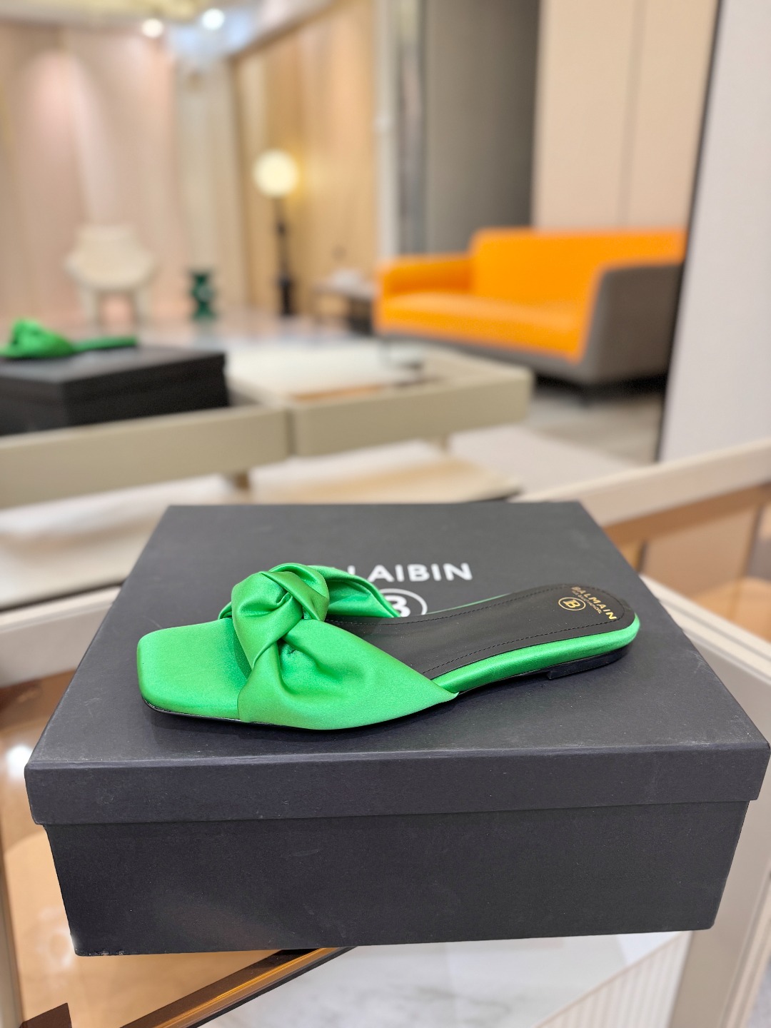 Balmain巴尔曼走秀时装 👄嘴唇时髦平底拖鞋𝘽𝙖𝙡𝙢𝙖𝙞𝙣巴尔曼 愈发別致出众 赶紧来一双巴尔曼小美