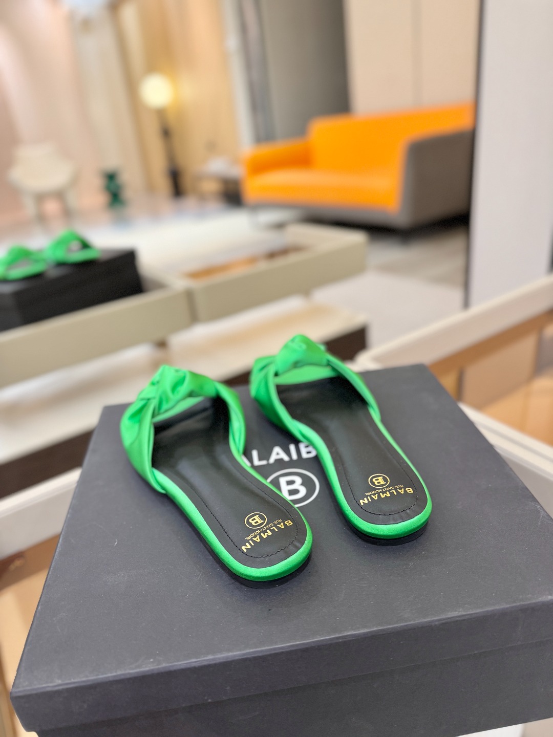 Balmain巴尔曼走秀时装 👄嘴唇时髦平底拖鞋𝘽𝙖𝙡𝙢𝙖𝙞𝙣巴尔曼 愈发別致出众 赶紧来一双巴尔曼小美