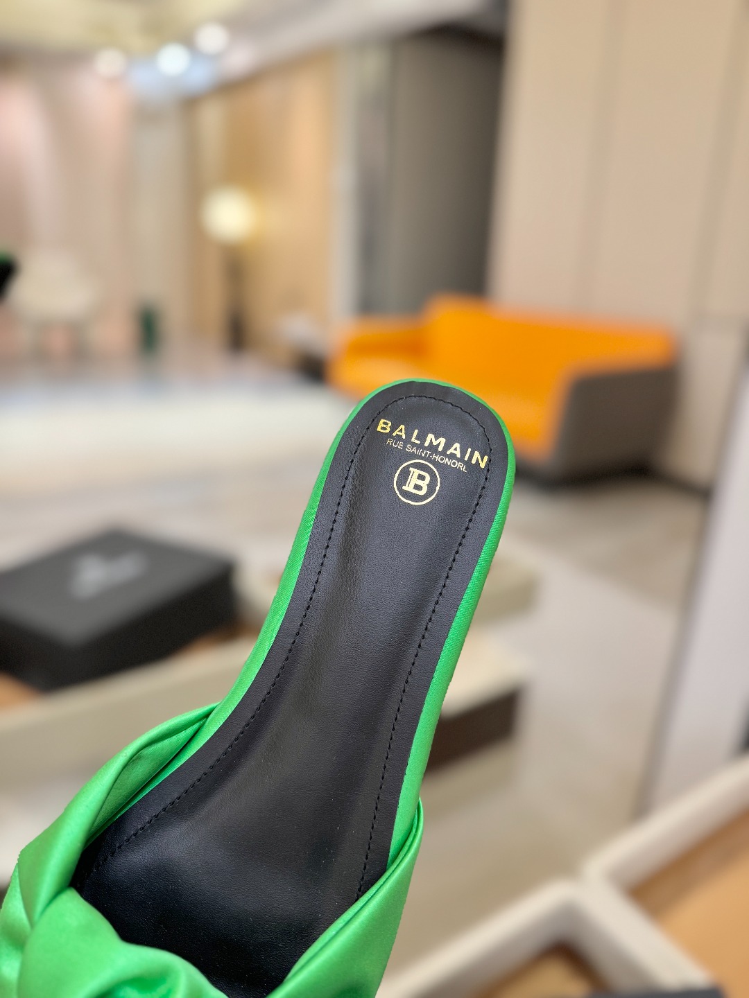 Balmain巴尔曼走秀时装 👄嘴唇时髦平底拖鞋𝘽𝙖𝙡𝙢𝙖𝙞𝙣巴尔曼 愈发別致出众 赶紧来一双巴尔曼小美