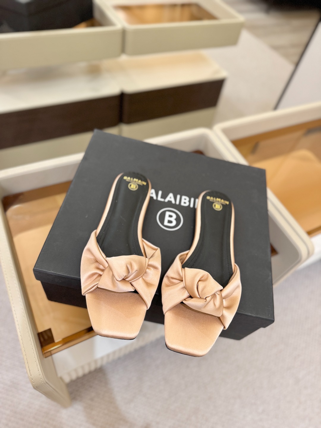 Balmain巴尔曼走秀时装 👄嘴唇时髦平底拖鞋𝘽𝙖𝙡𝙢𝙖𝙞𝙣巴尔曼 愈发別致出众 赶紧来一双巴尔曼小美