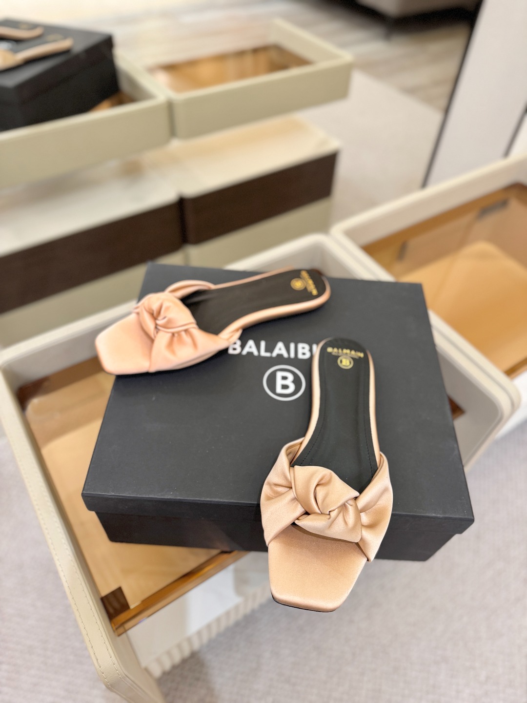 Balmain巴尔曼走秀时装 👄嘴唇时髦平底拖鞋𝘽𝙖𝙡𝙢𝙖𝙞𝙣巴尔曼 愈发別致出众 赶紧来一双巴尔曼小美