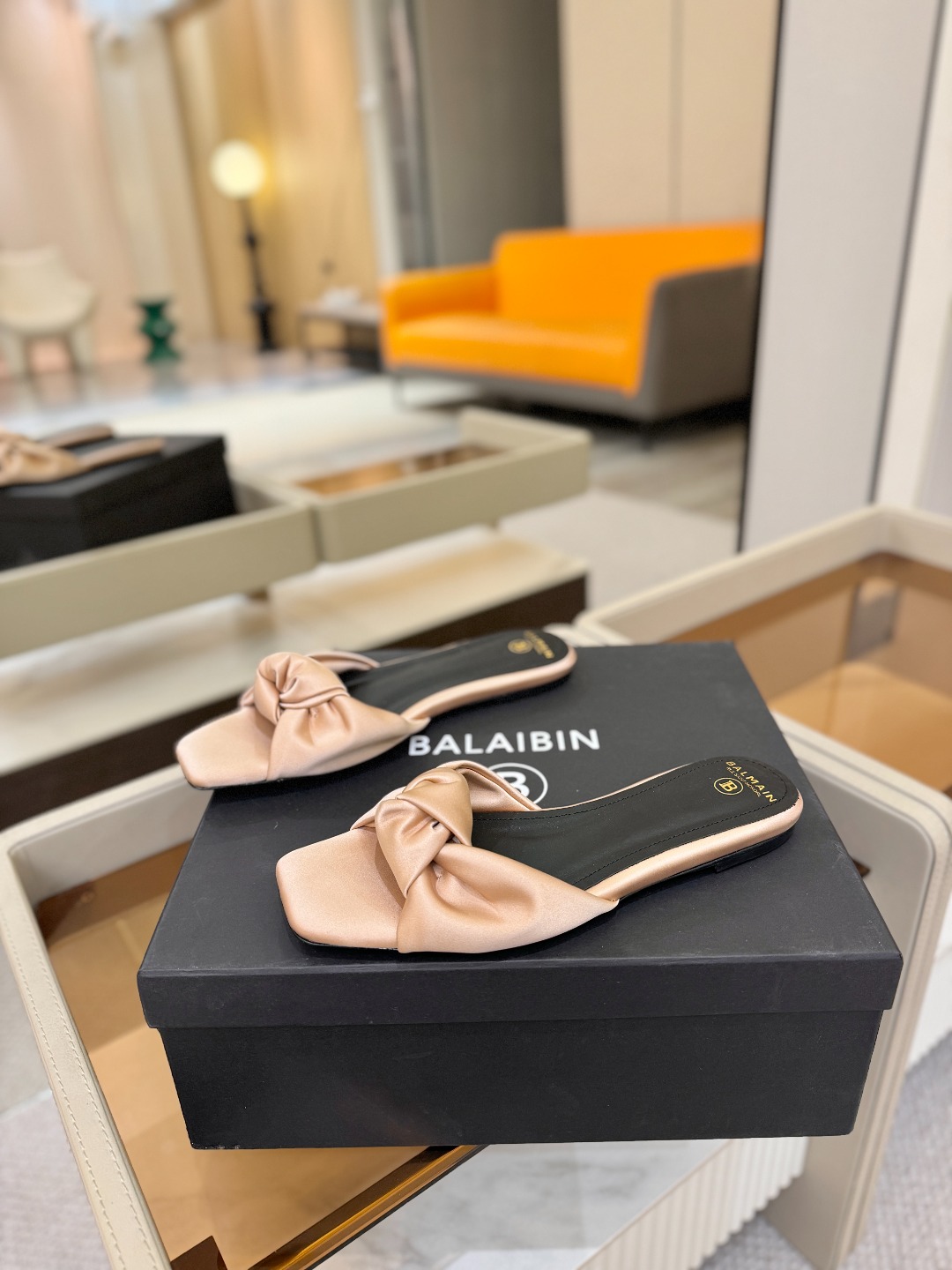 Balmain巴尔曼走秀时装 👄嘴唇时髦平底拖鞋𝘽𝙖𝙡𝙢𝙖𝙞𝙣巴尔曼 愈发別致出众 赶紧来一双巴尔曼小美