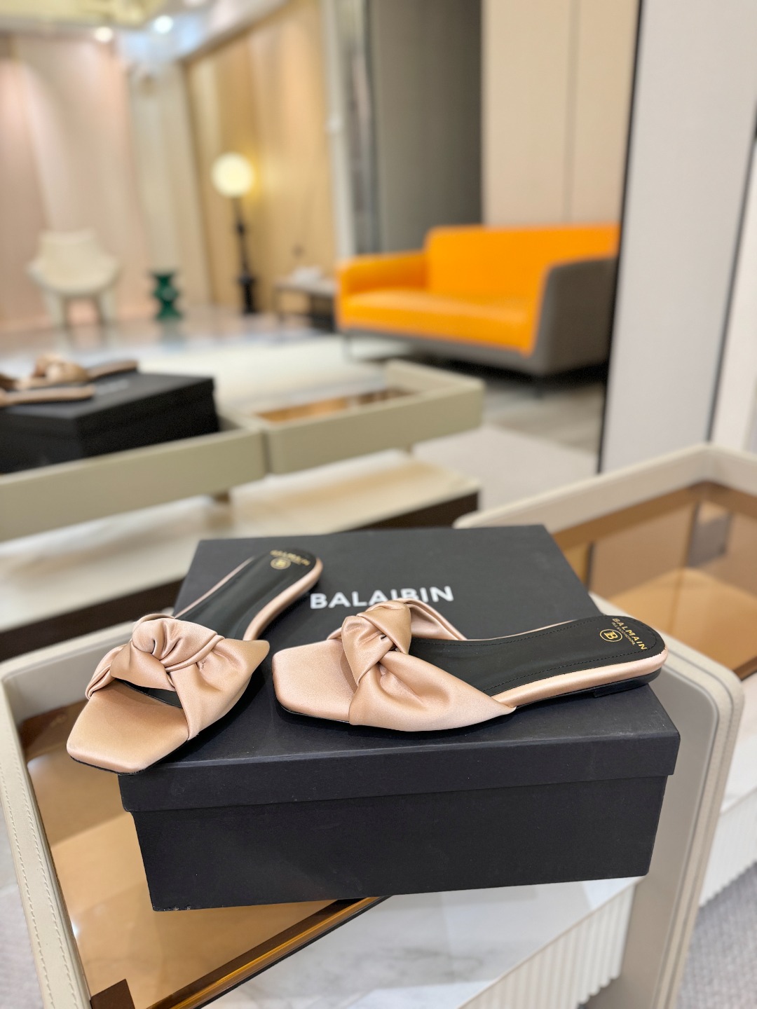 Balmain巴尔曼走秀时装 👄嘴唇时髦平底拖鞋𝘽𝙖𝙡𝙢𝙖𝙞𝙣巴尔曼 愈发別致出众 赶紧来一双巴尔曼小美