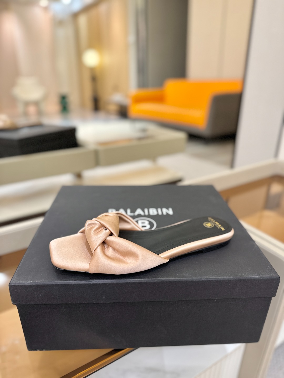 Balmain巴尔曼走秀时装 👄嘴唇时髦平底拖鞋𝘽𝙖𝙡𝙢𝙖𝙞𝙣巴尔曼 愈发別致出众 赶紧来一双巴尔曼小美