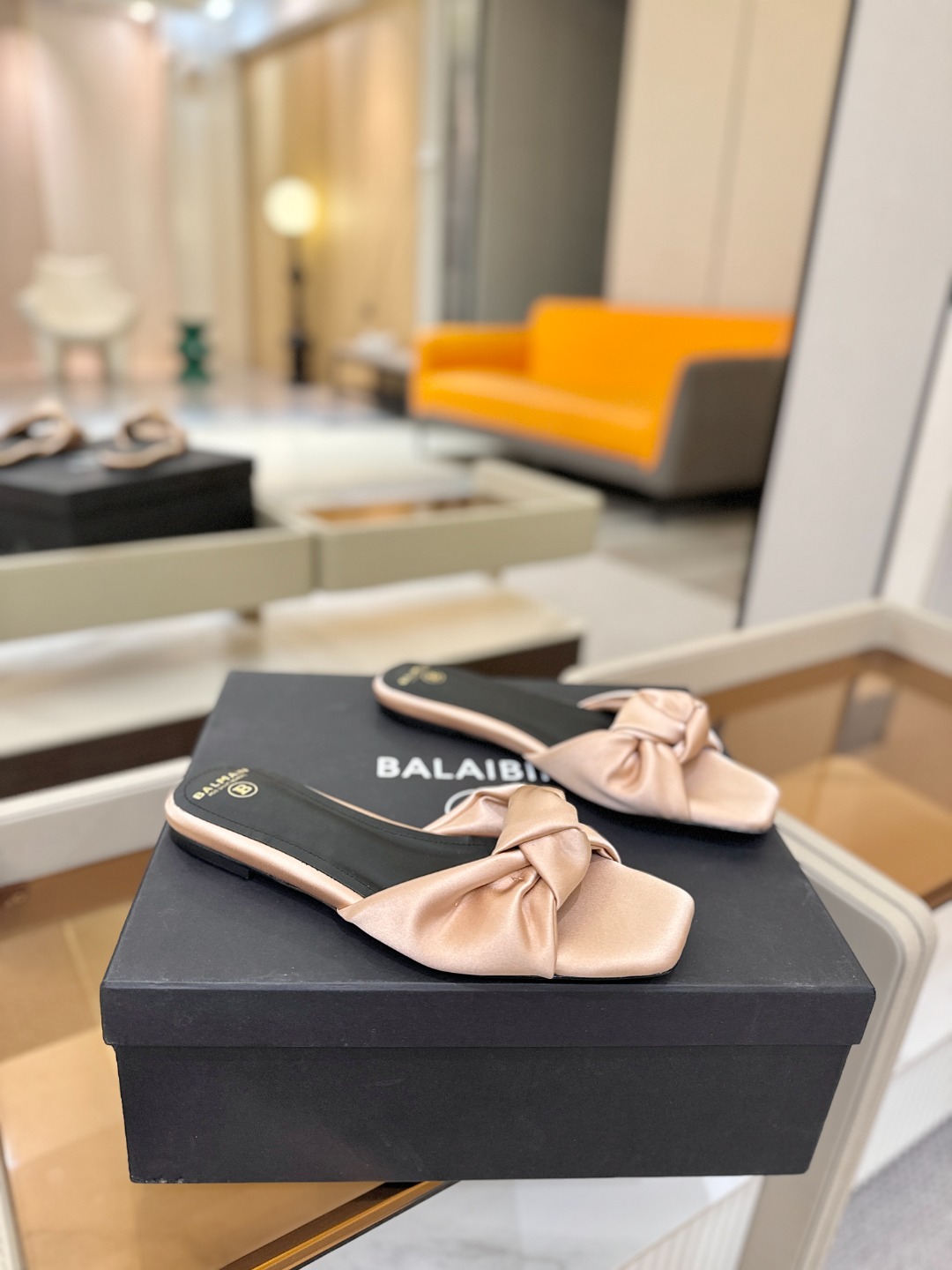 Balmain巴尔曼走秀时装 👄嘴唇时髦平底拖鞋𝘽𝙖𝙡𝙢𝙖𝙞𝙣巴尔曼 愈发別致出众 赶紧来一双巴尔曼小美