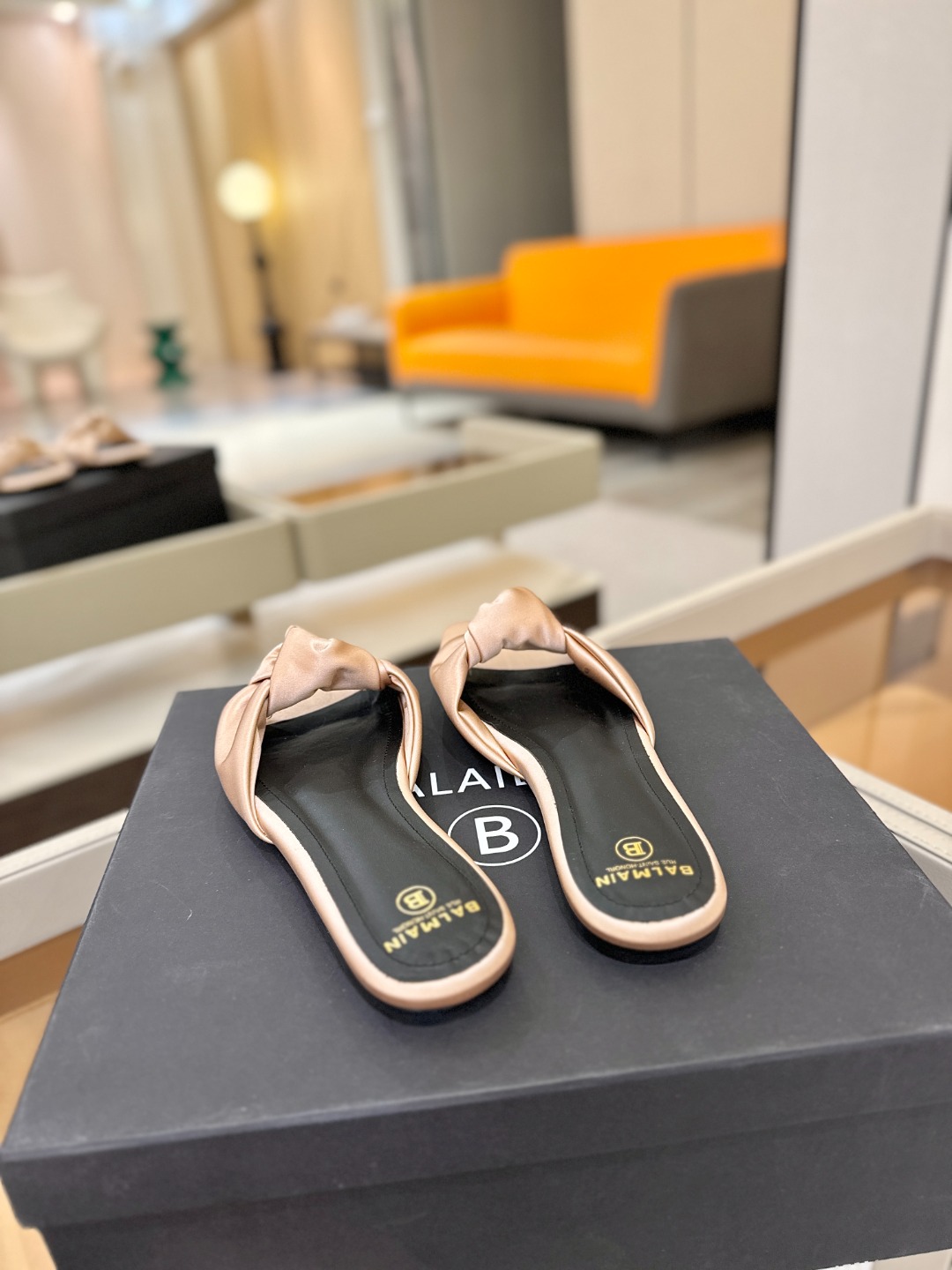 Balmain巴尔曼走秀时装 👄嘴唇时髦平底拖鞋𝘽𝙖𝙡𝙢𝙖𝙞𝙣巴尔曼 愈发別致出众 赶紧来一双巴尔曼小美