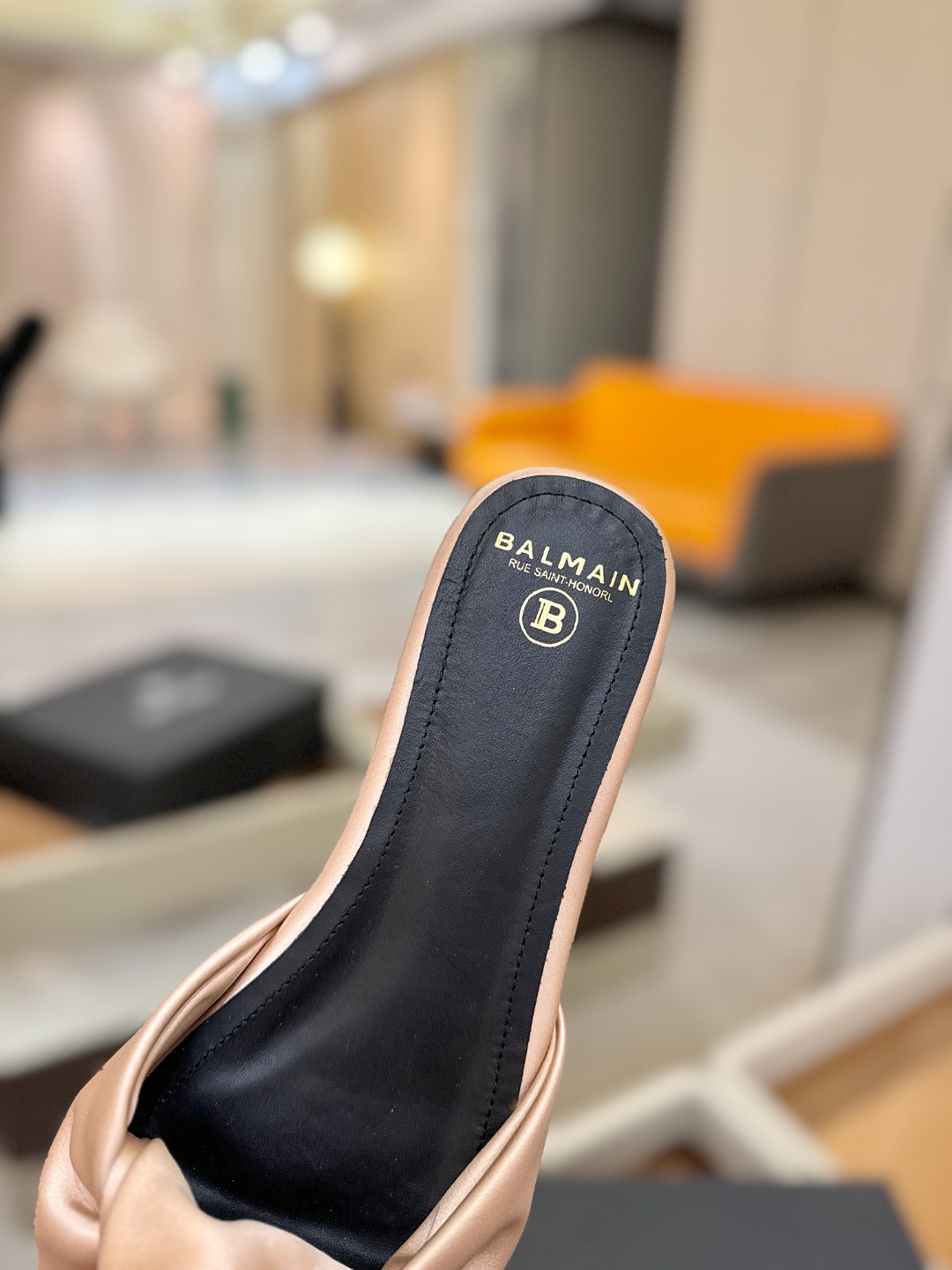 Balmain巴尔曼走秀时装 👄嘴唇时髦平底拖鞋𝘽𝙖𝙡𝙢𝙖𝙞𝙣巴尔曼 愈发別致出众 赶紧来一双巴尔曼小美