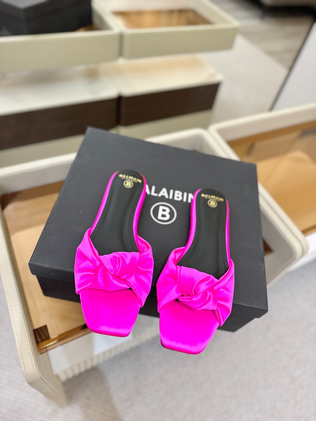 Balmain巴尔曼走秀时装 👄嘴唇时髦平底拖鞋𝘽𝙖𝙡𝙢𝙖𝙞𝙣巴尔曼 愈发別致出众 赶紧来一双巴尔曼小美