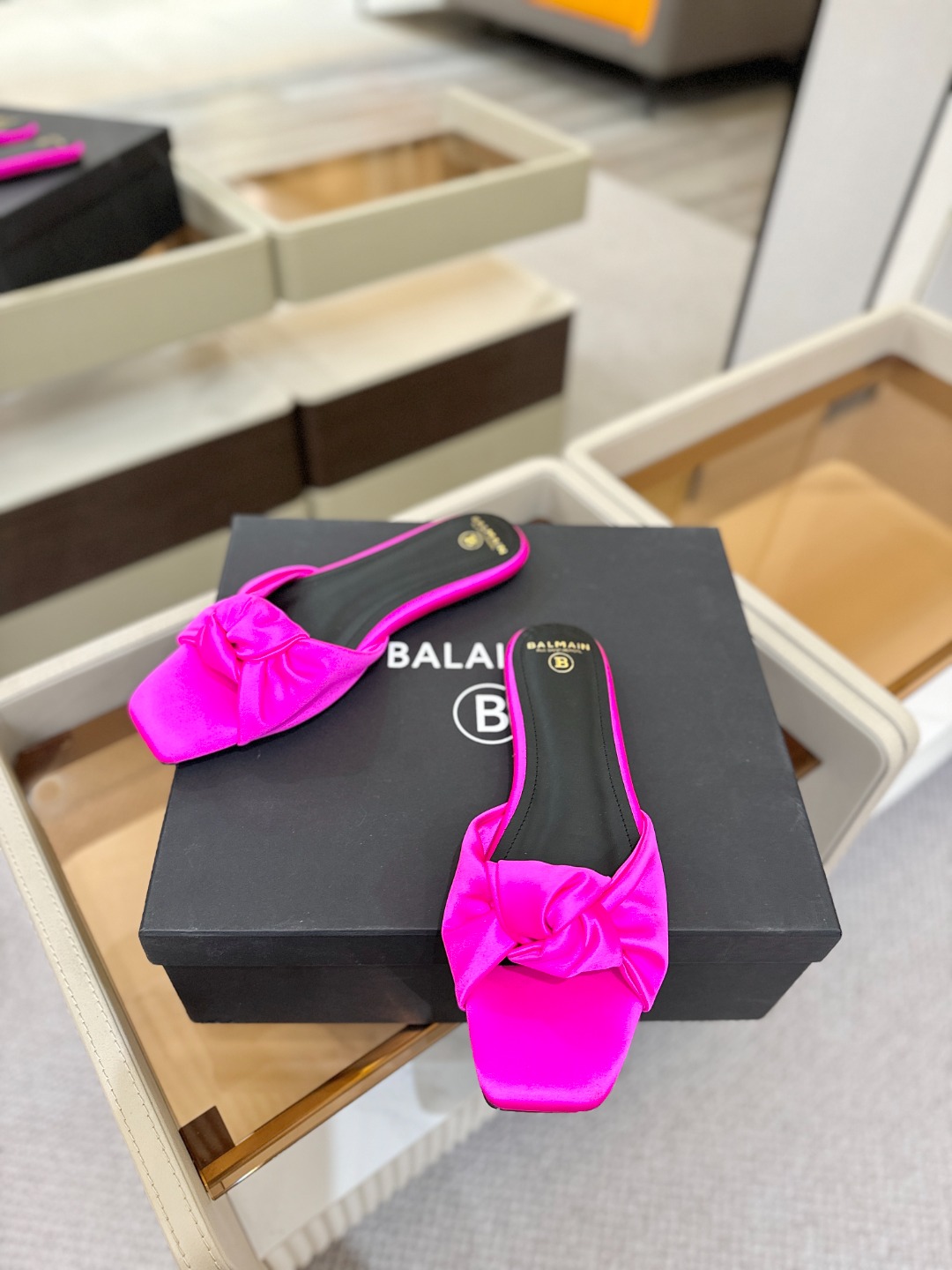 Balmain巴尔曼走秀时装 👄嘴唇时髦平底拖鞋𝘽𝙖𝙡𝙢𝙖𝙞𝙣巴尔曼 愈发別致出众 赶紧来一双巴尔曼小美