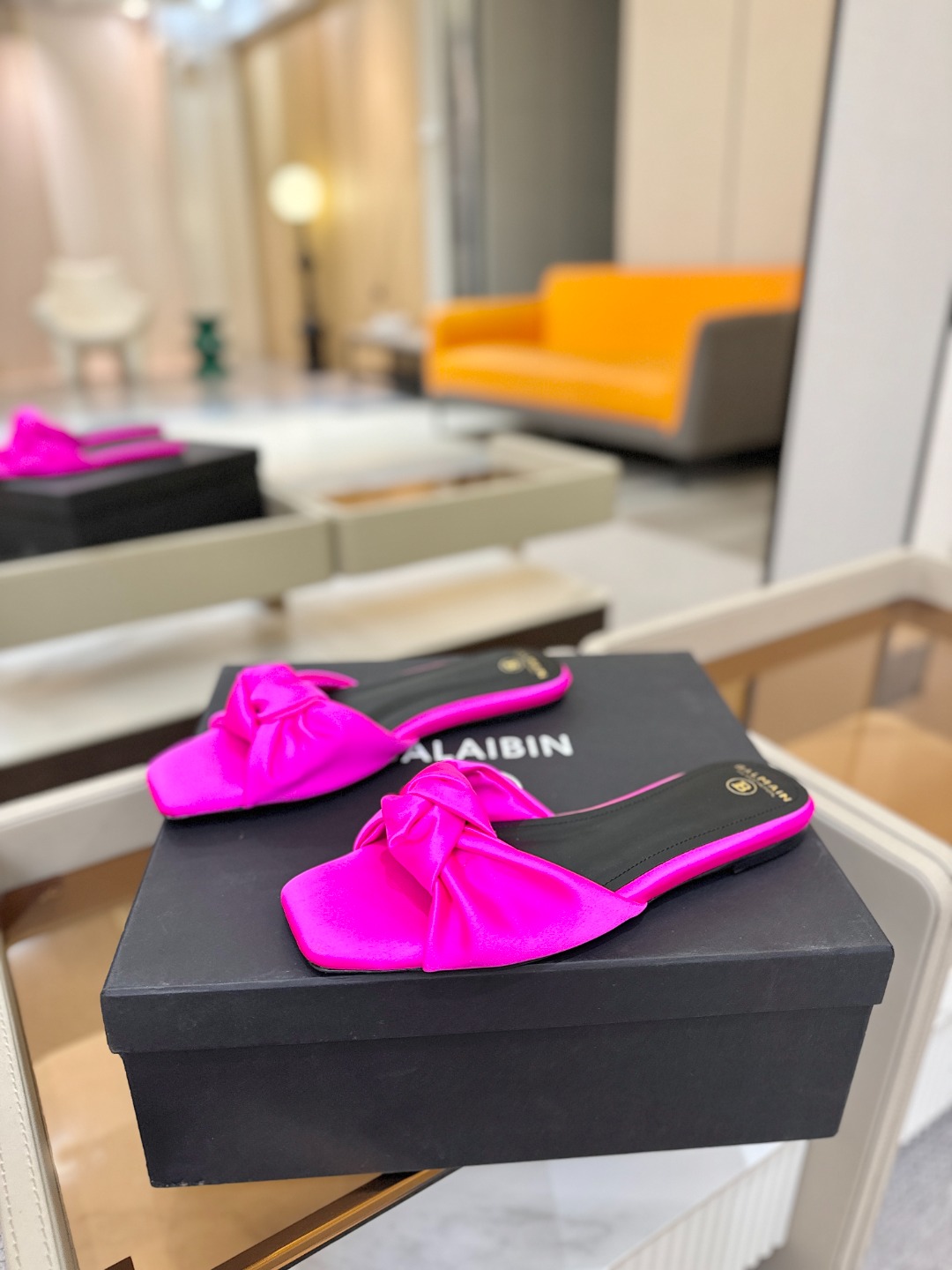 Balmain巴尔曼走秀时装 👄嘴唇时髦平底拖鞋𝘽𝙖𝙡𝙢𝙖𝙞𝙣巴尔曼 愈发別致出众 赶紧来一双巴尔曼小美