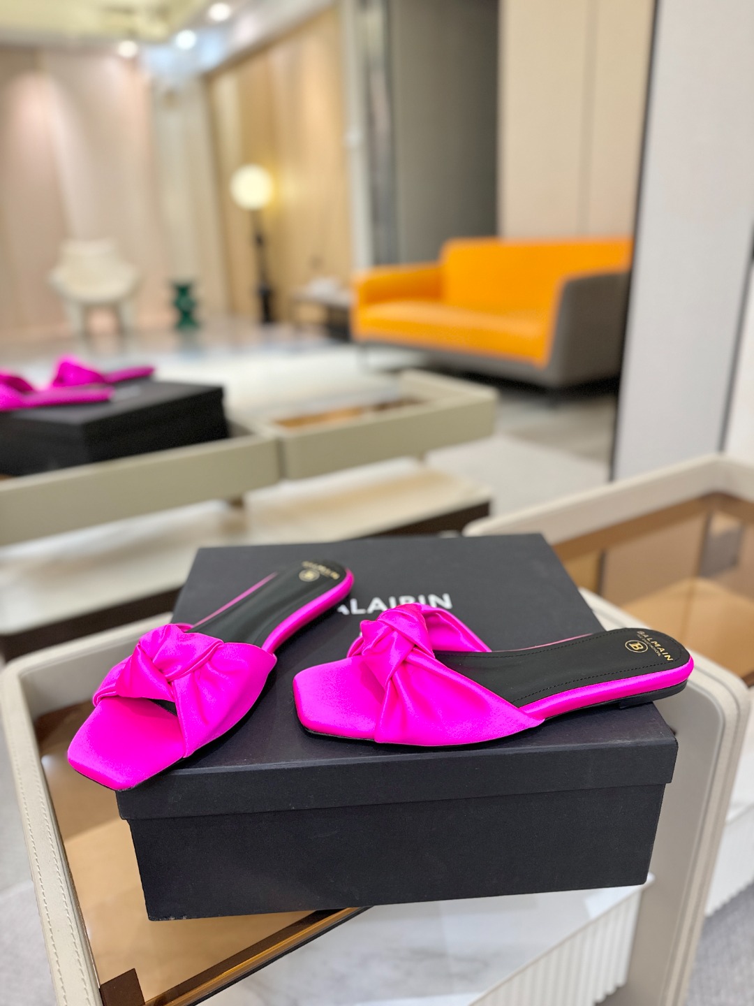 Balmain巴尔曼走秀时装 👄嘴唇时髦平底拖鞋𝘽𝙖𝙡𝙢𝙖𝙞𝙣巴尔曼 愈发別致出众 赶紧来一双巴尔曼小美