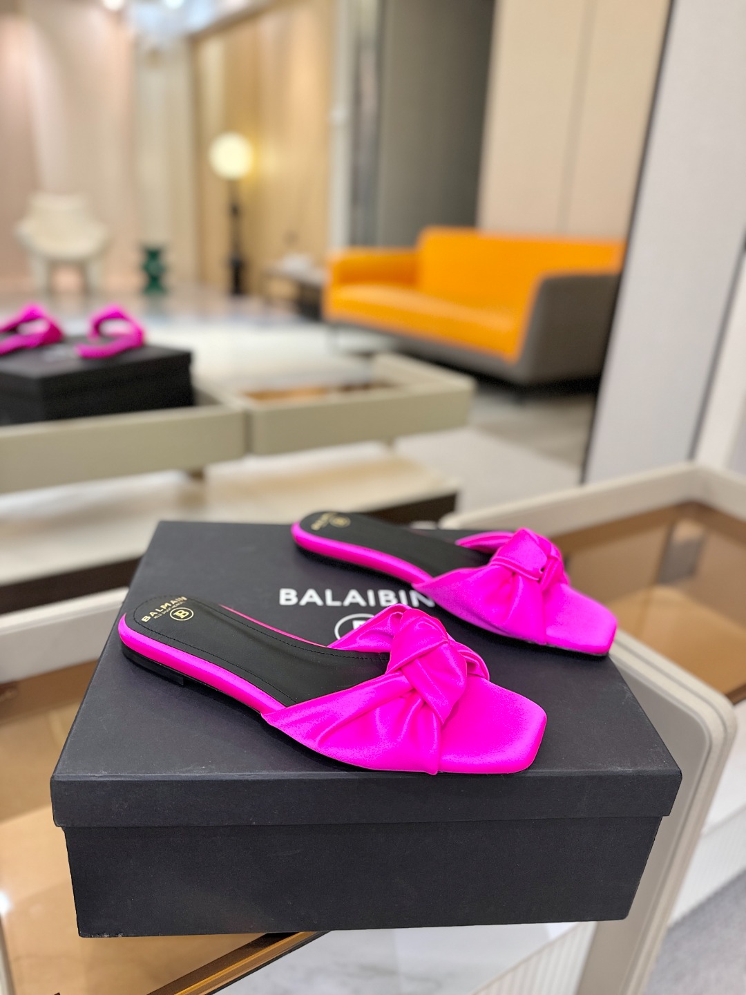 Balmain巴尔曼走秀时装 👄嘴唇时髦平底拖鞋𝘽𝙖𝙡𝙢𝙖𝙞𝙣巴尔曼 愈发別致出众 赶紧来一双巴尔曼小美