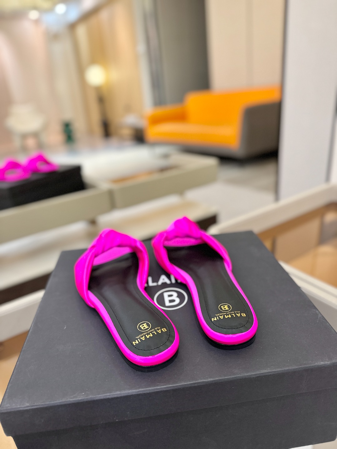 Balmain巴尔曼走秀时装 👄嘴唇时髦平底拖鞋𝘽𝙖𝙡𝙢𝙖𝙞𝙣巴尔曼 愈发別致出众 赶紧来一双巴尔曼小美