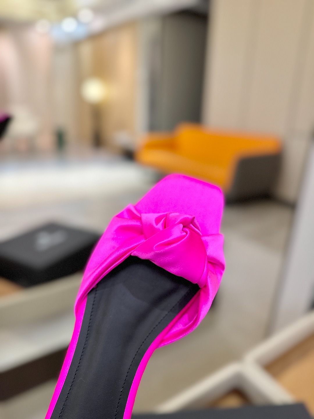 Balmain巴尔曼走秀时装 👄嘴唇时髦平底拖鞋𝘽𝙖𝙡𝙢𝙖𝙞𝙣巴尔曼 愈发別致出众 赶紧来一双巴尔曼小美