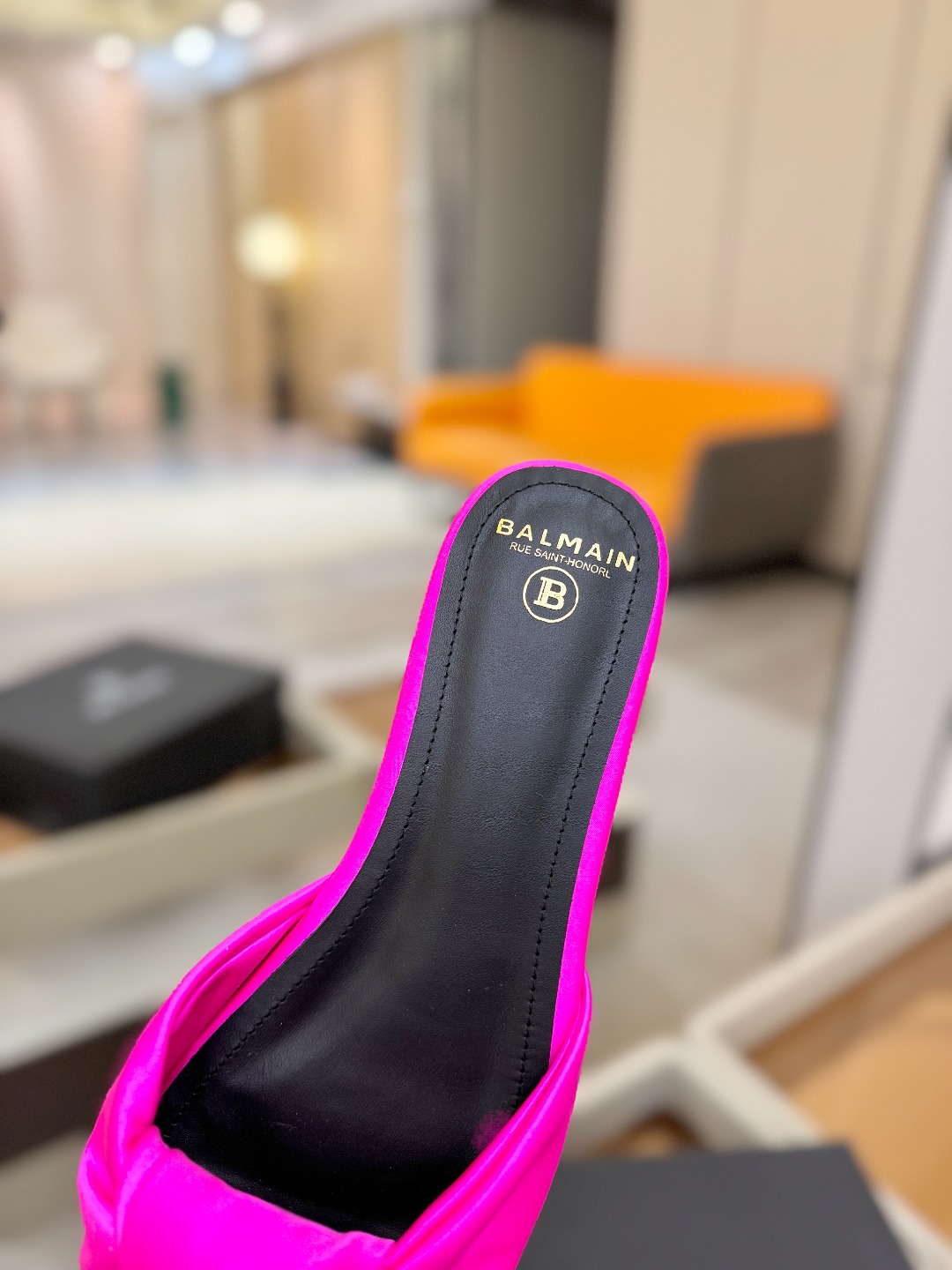 Balmain巴尔曼走秀时装 👄嘴唇时髦平底拖鞋𝘽𝙖𝙡𝙢𝙖𝙞𝙣巴尔曼 愈发別致出众 赶紧来一双巴尔曼小美