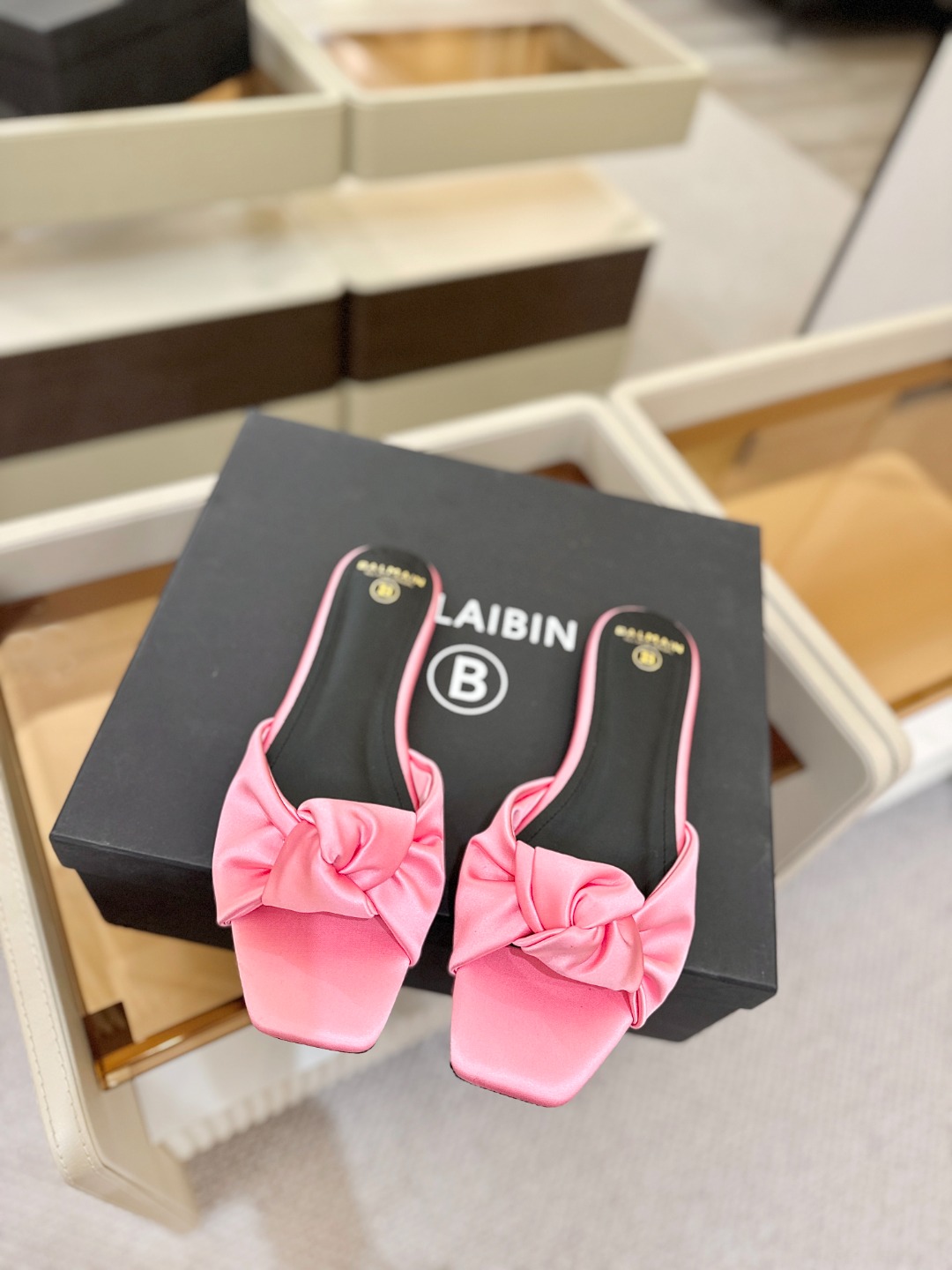 Balmain巴尔曼走秀时装 👄嘴唇时髦平底拖鞋𝘽𝙖𝙡𝙢𝙖𝙞𝙣巴尔曼 愈发別致出众 赶紧来一双巴尔曼小美