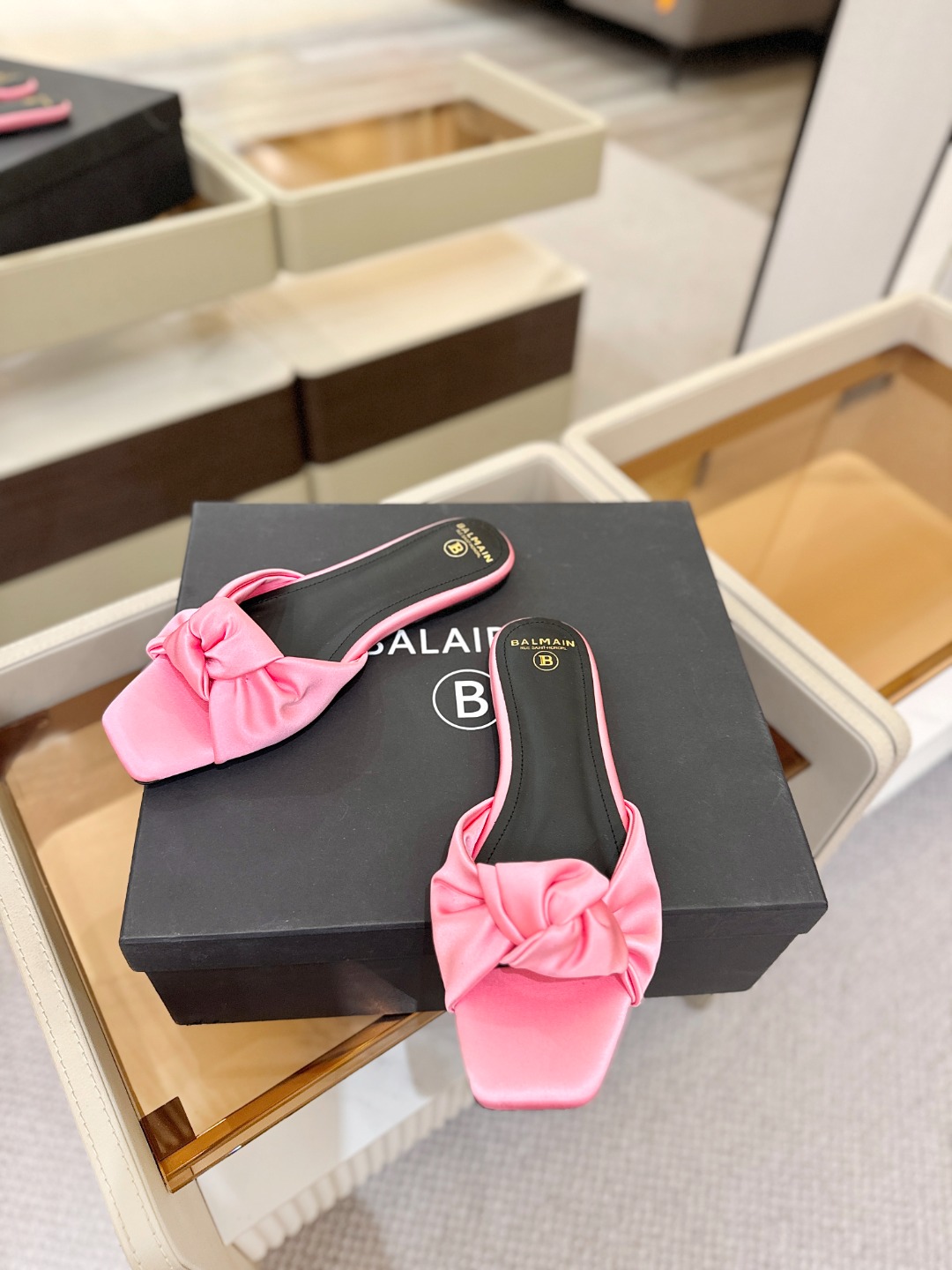 Balmain巴尔曼走秀时装 👄嘴唇时髦平底拖鞋𝘽𝙖𝙡𝙢𝙖𝙞𝙣巴尔曼 愈发別致出众 赶紧来一双巴尔曼小美