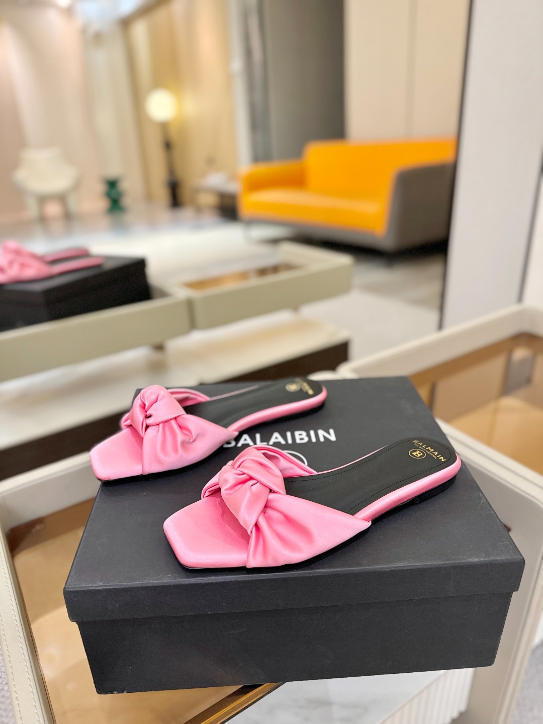 Balmain巴尔曼走秀时装 👄嘴唇时髦平底拖鞋𝘽𝙖𝙡𝙢𝙖𝙞𝙣巴尔曼 愈发別致出众 赶紧来一双巴尔曼小美