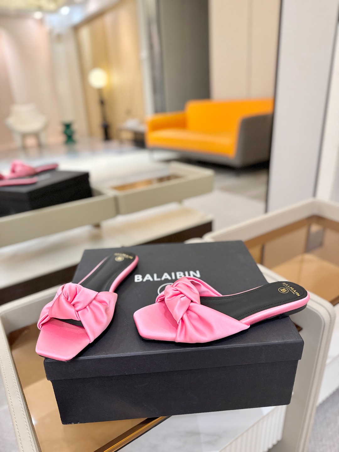 Balmain巴尔曼走秀时装 👄嘴唇时髦平底拖鞋𝘽𝙖𝙡𝙢𝙖𝙞𝙣巴尔曼 愈发別致出众 赶紧来一双巴尔曼小美