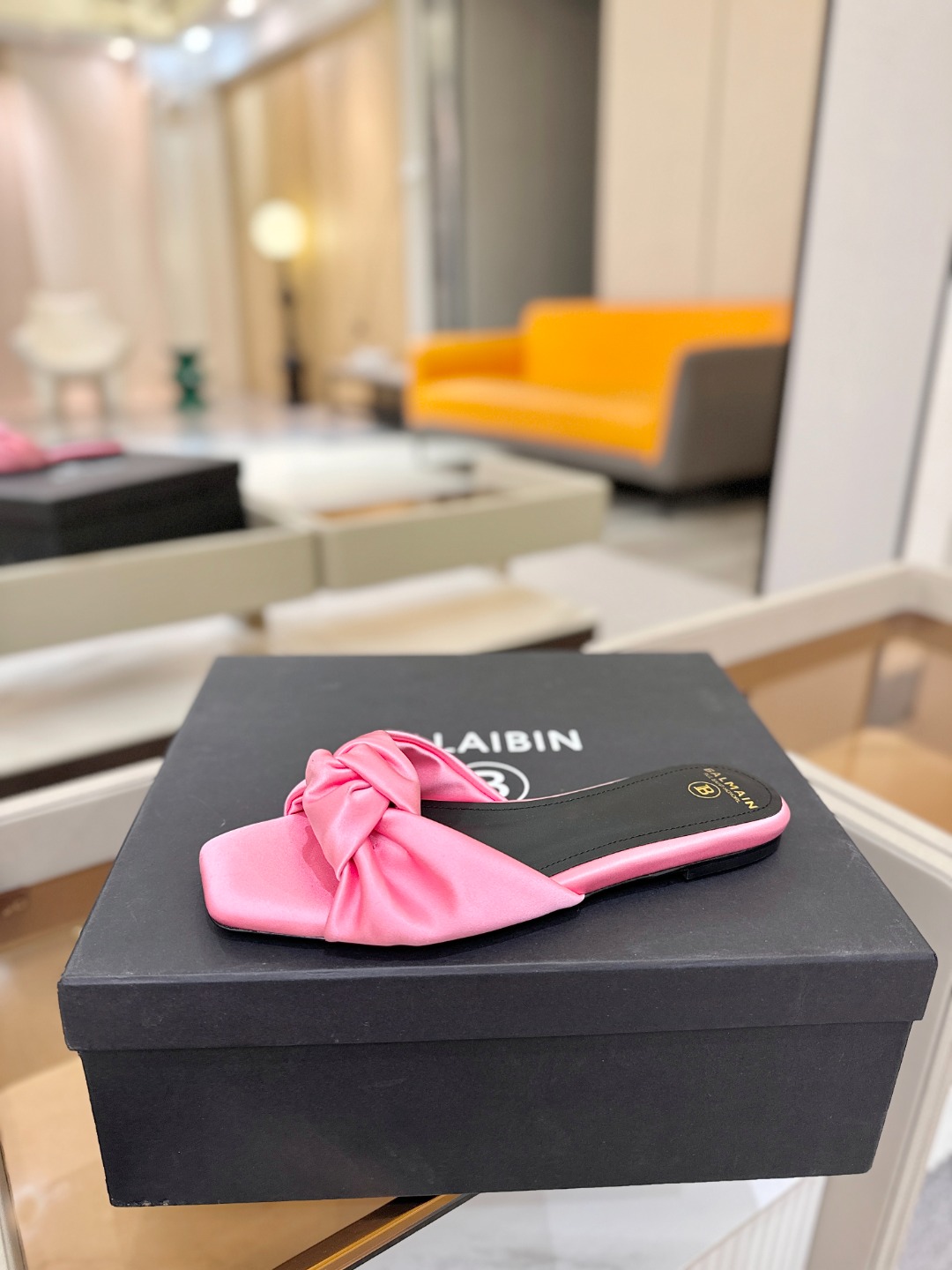 Balmain巴尔曼走秀时装 👄嘴唇时髦平底拖鞋𝘽𝙖𝙡𝙢𝙖𝙞𝙣巴尔曼 愈发別致出众 赶紧来一双巴尔曼小美