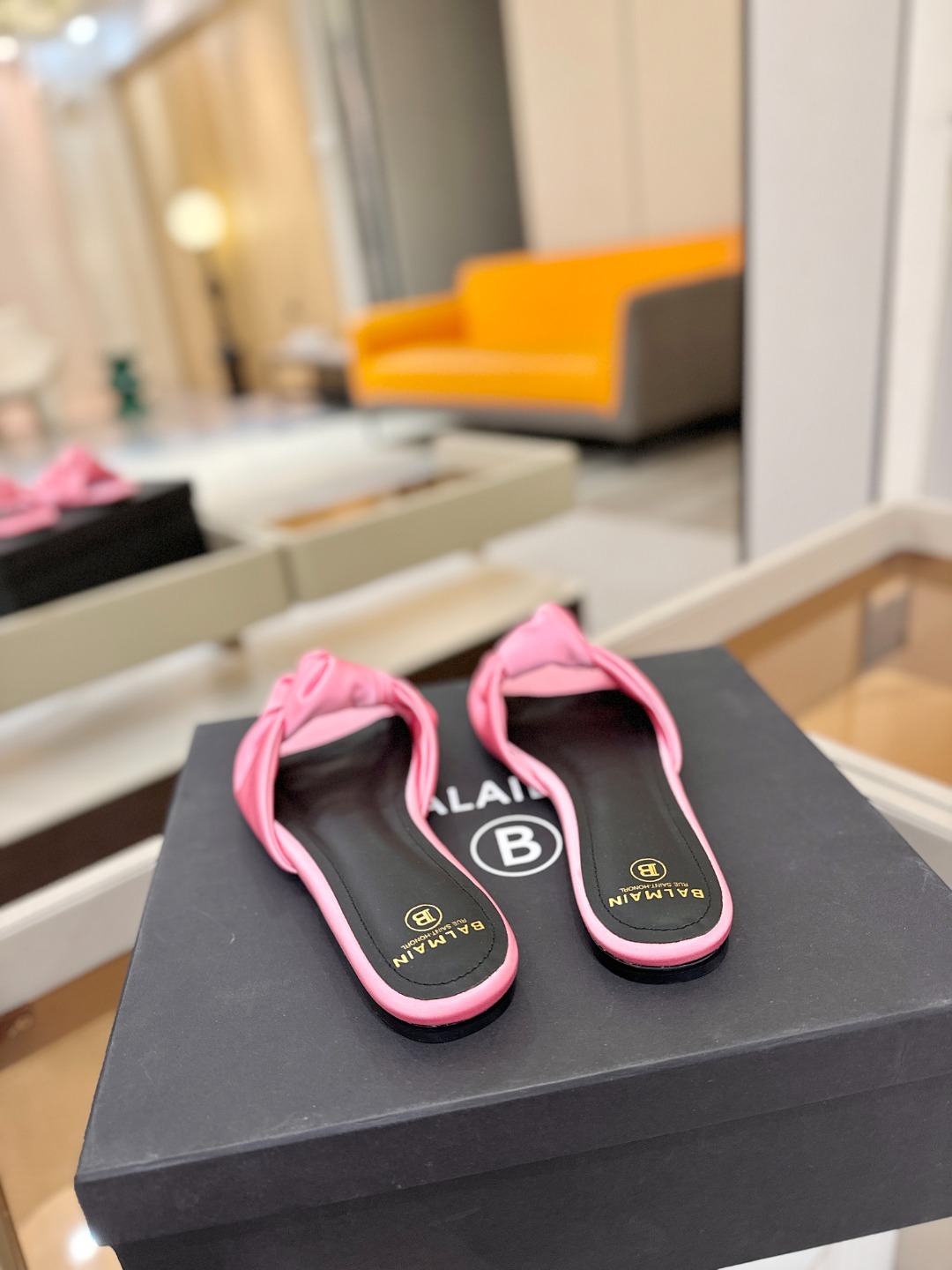 Balmain巴尔曼走秀时装 👄嘴唇时髦平底拖鞋𝘽𝙖𝙡𝙢𝙖𝙞𝙣巴尔曼 愈发別致出众 赶紧来一双巴尔曼小美