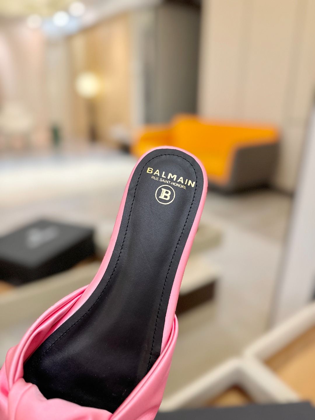 Balmain巴尔曼走秀时装 👄嘴唇时髦平底拖鞋𝘽𝙖𝙡𝙢𝙖𝙞𝙣巴尔曼 愈发別致出众 赶紧来一双巴尔曼小美