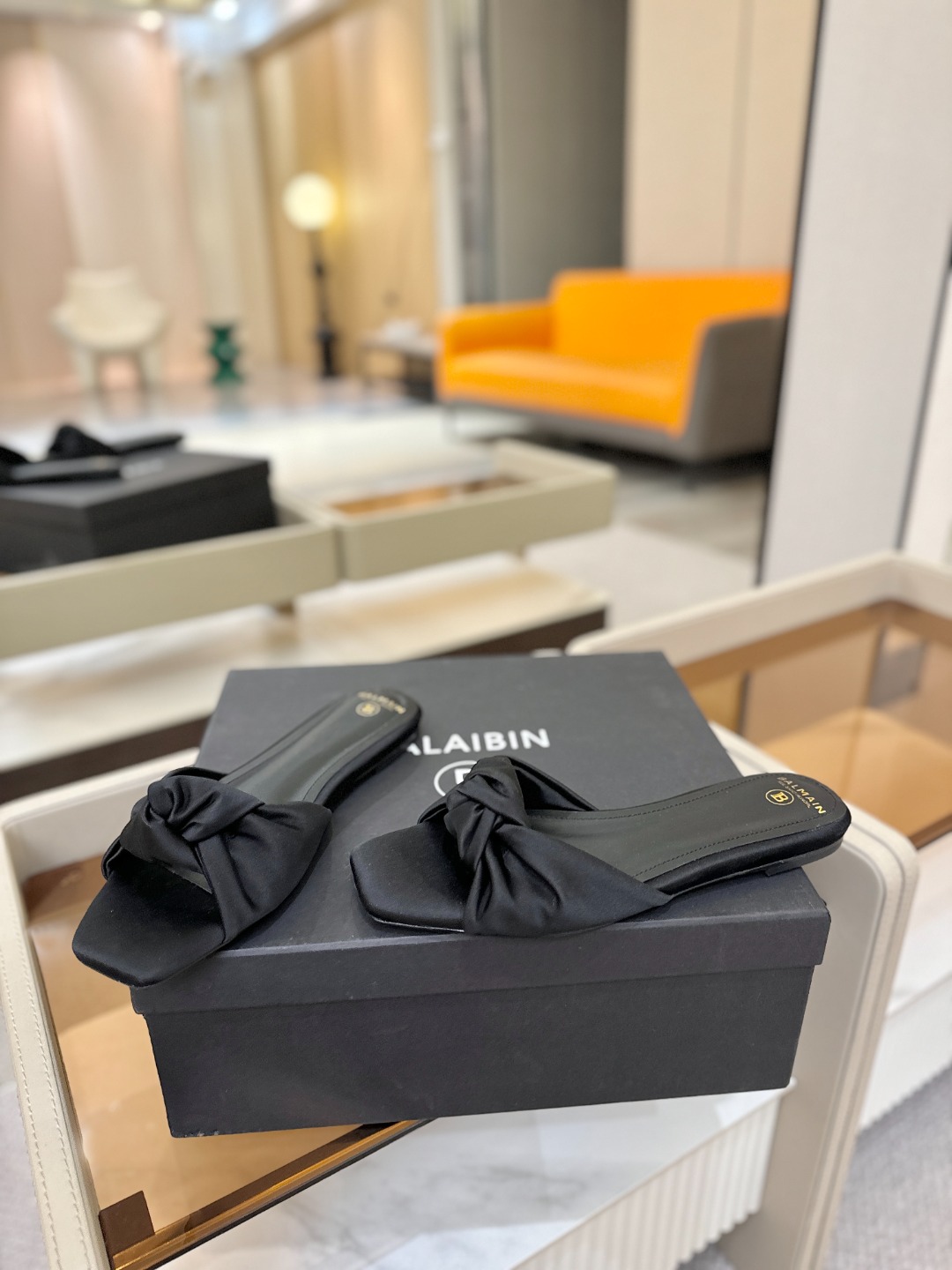 Balmain巴尔曼走秀时装 👄嘴唇时髦平底拖鞋𝘽𝙖𝙡𝙢𝙖𝙞𝙣巴尔曼 愈发別致出众 赶紧来一双巴尔曼小美