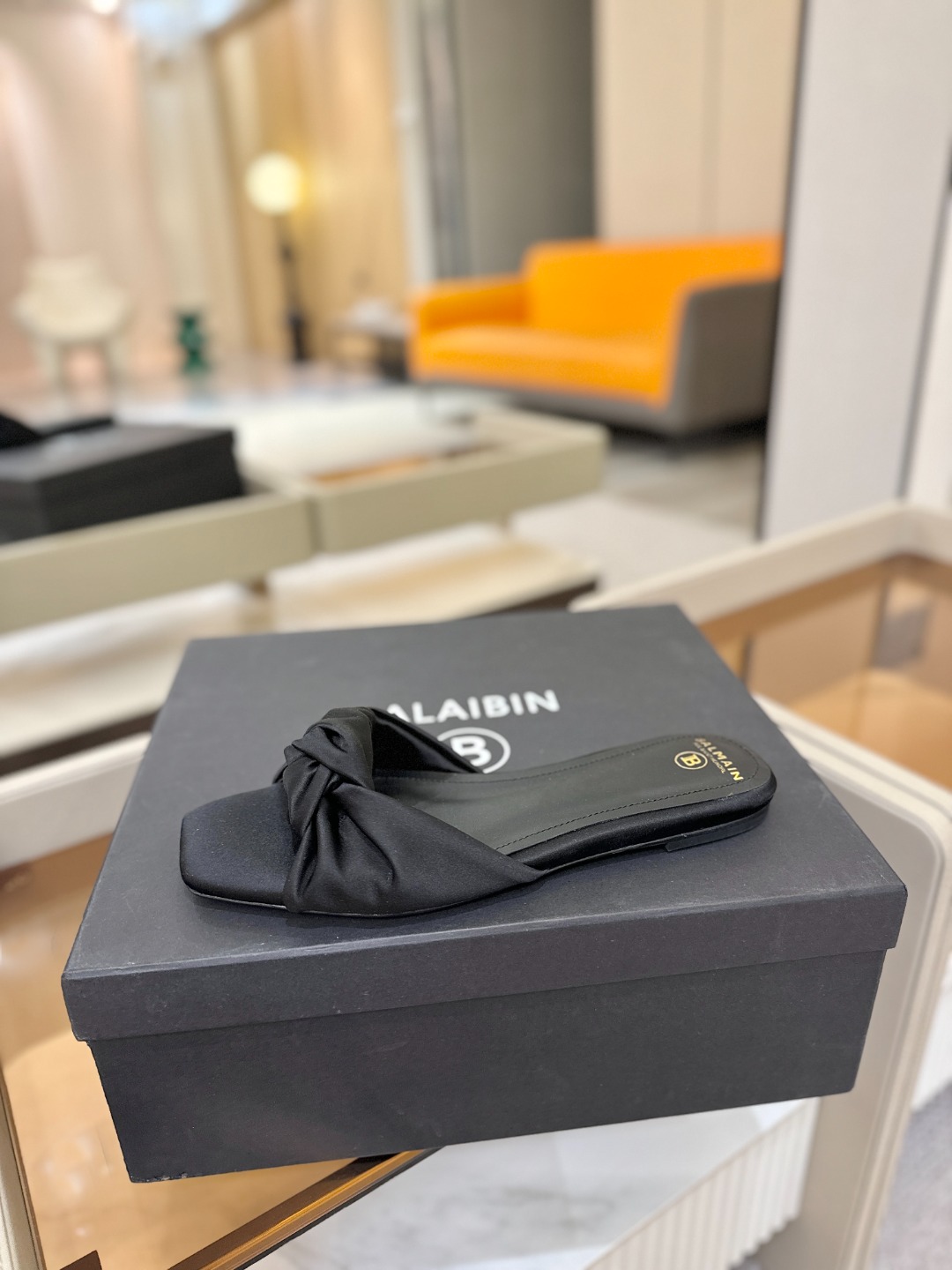 Balmain巴尔曼走秀时装 👄嘴唇时髦平底拖鞋𝘽𝙖𝙡𝙢𝙖𝙞𝙣巴尔曼 愈发別致出众 赶紧来一双巴尔曼小美