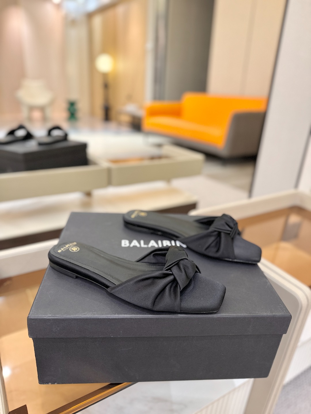 Balmain巴尔曼走秀时装 👄嘴唇时髦平底拖鞋𝘽𝙖𝙡𝙢𝙖𝙞𝙣巴尔曼 愈发別致出众 赶紧来一双巴尔曼小美