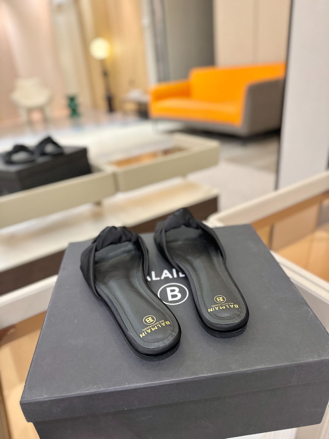 Balmain巴尔曼走秀时装 👄嘴唇时髦平底拖鞋𝘽𝙖𝙡𝙢𝙖𝙞𝙣巴尔曼 愈发別致出众 赶紧来一双巴尔曼小美