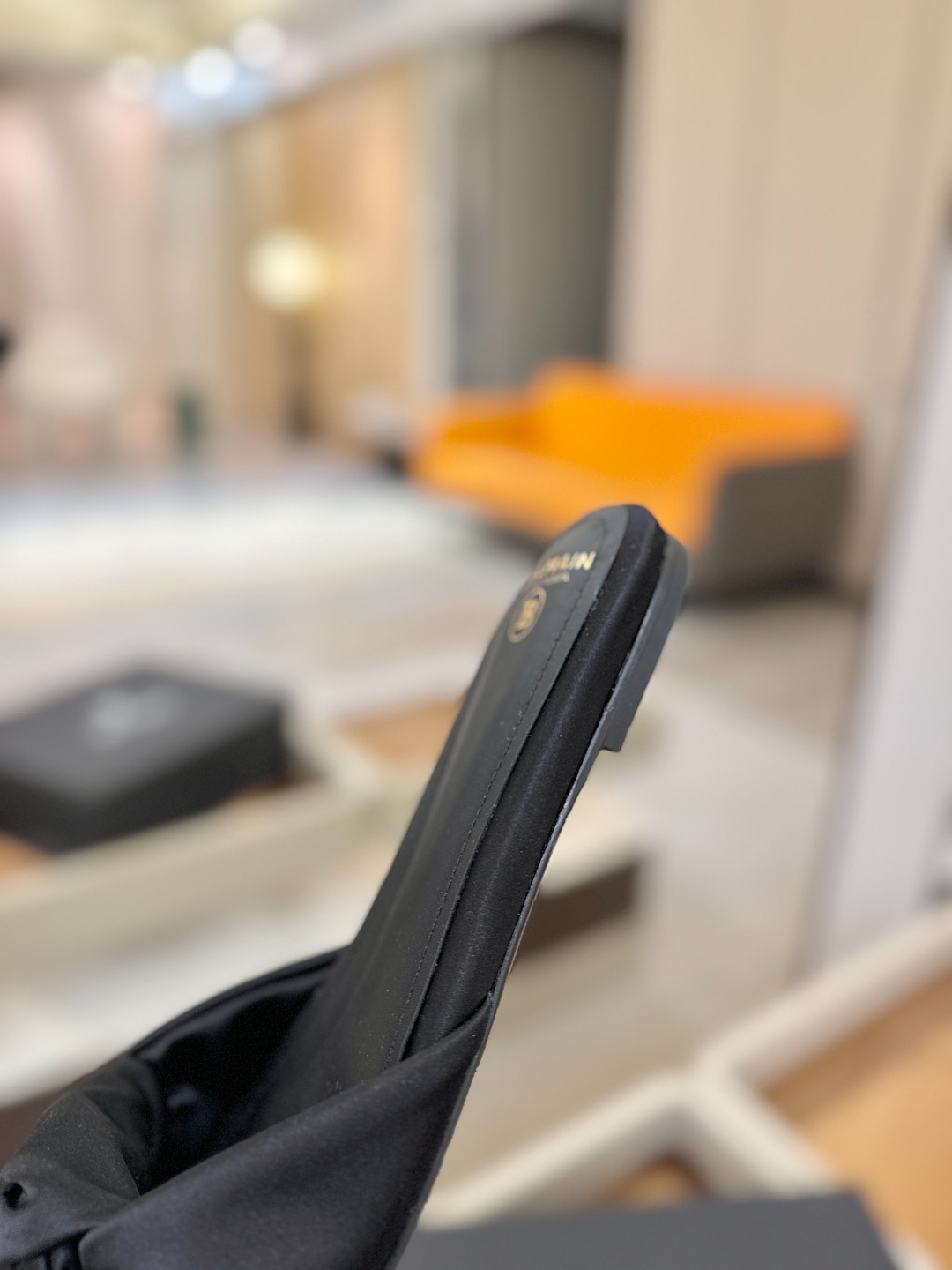 Balmain巴尔曼走秀时装 👄嘴唇时髦平底拖鞋𝘽𝙖𝙡𝙢𝙖𝙞𝙣巴尔曼 愈发別致出众 赶紧来一双巴尔曼小美