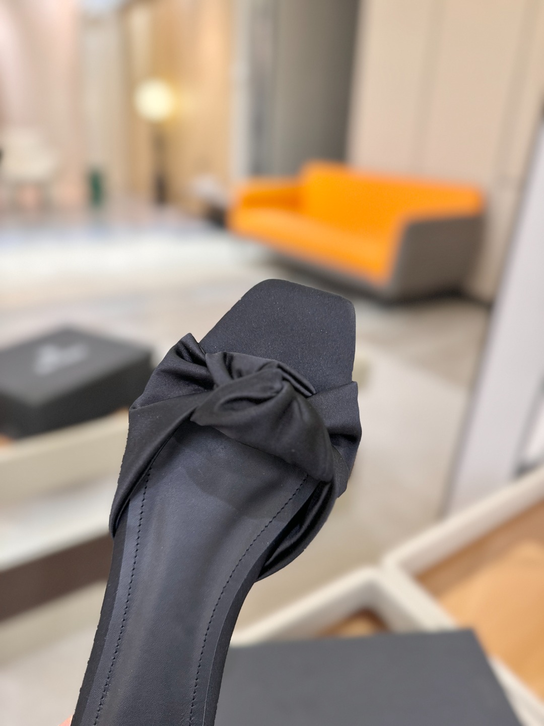 Balmain巴尔曼走秀时装 👄嘴唇时髦平底拖鞋𝘽𝙖𝙡𝙢𝙖𝙞𝙣巴尔曼 愈发別致出众 赶紧来一双巴尔曼小美