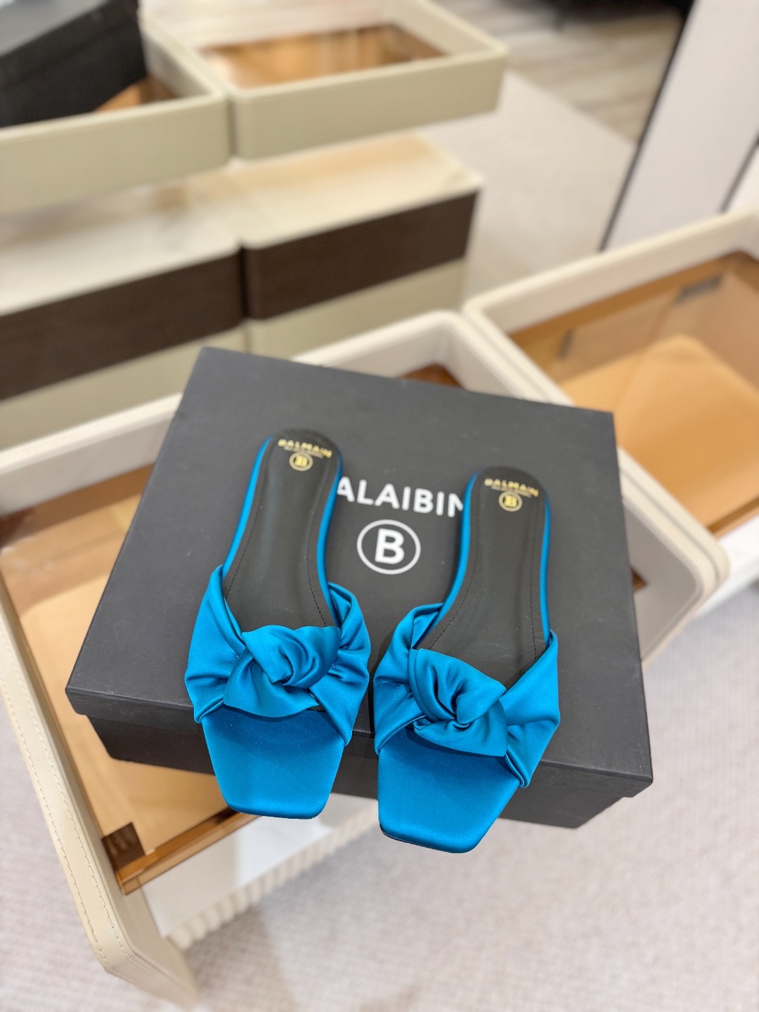 Balmain巴尔曼走秀时装 👄嘴唇时髦平底拖鞋𝘽𝙖𝙡𝙢𝙖𝙞𝙣巴尔曼 愈发別致出众 赶紧来一双巴尔曼小美