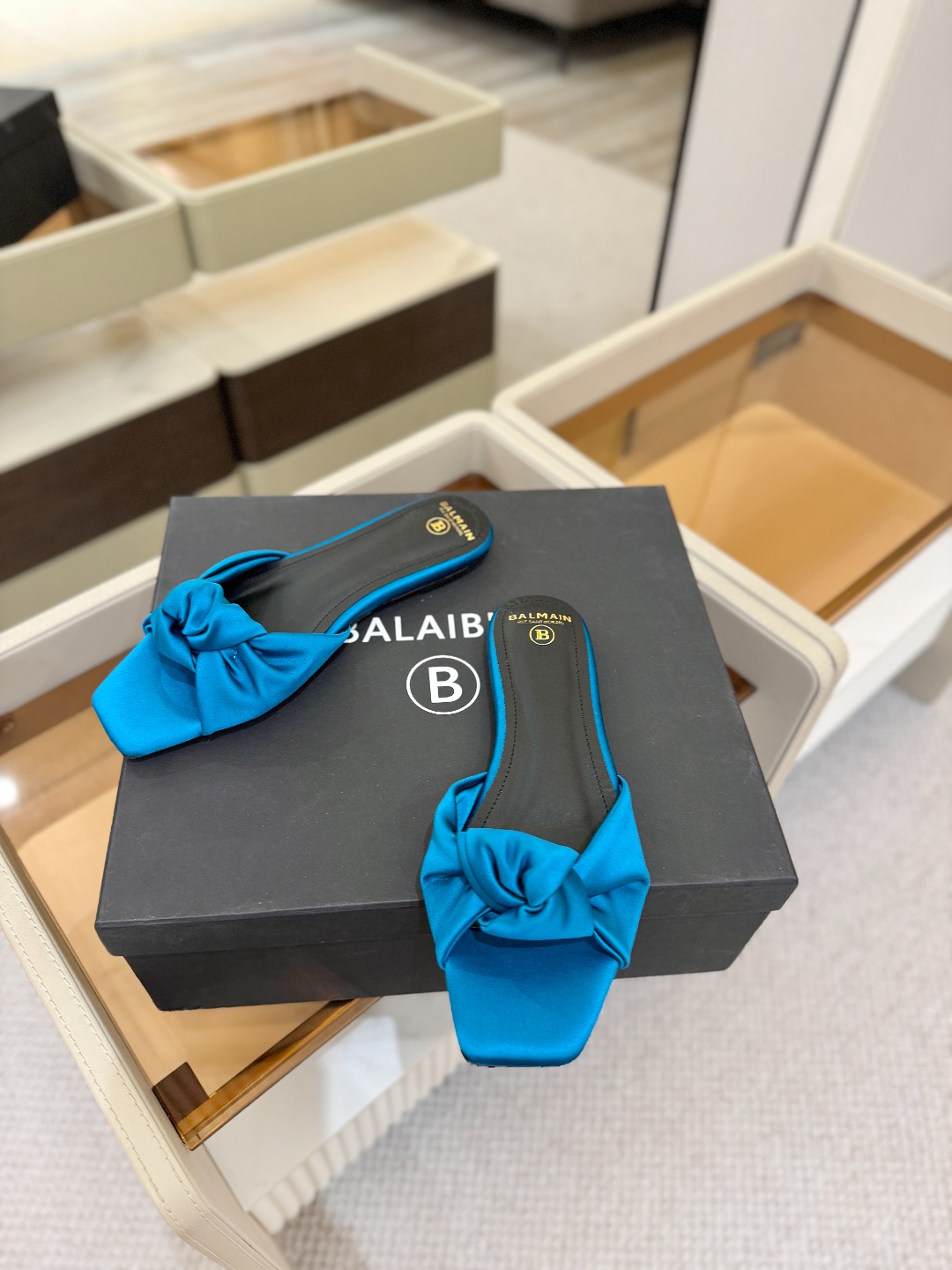 Balmain巴尔曼走秀时装 👄嘴唇时髦平底拖鞋𝘽𝙖𝙡𝙢𝙖𝙞𝙣巴尔曼 愈发別致出众 赶紧来一双巴尔曼小美