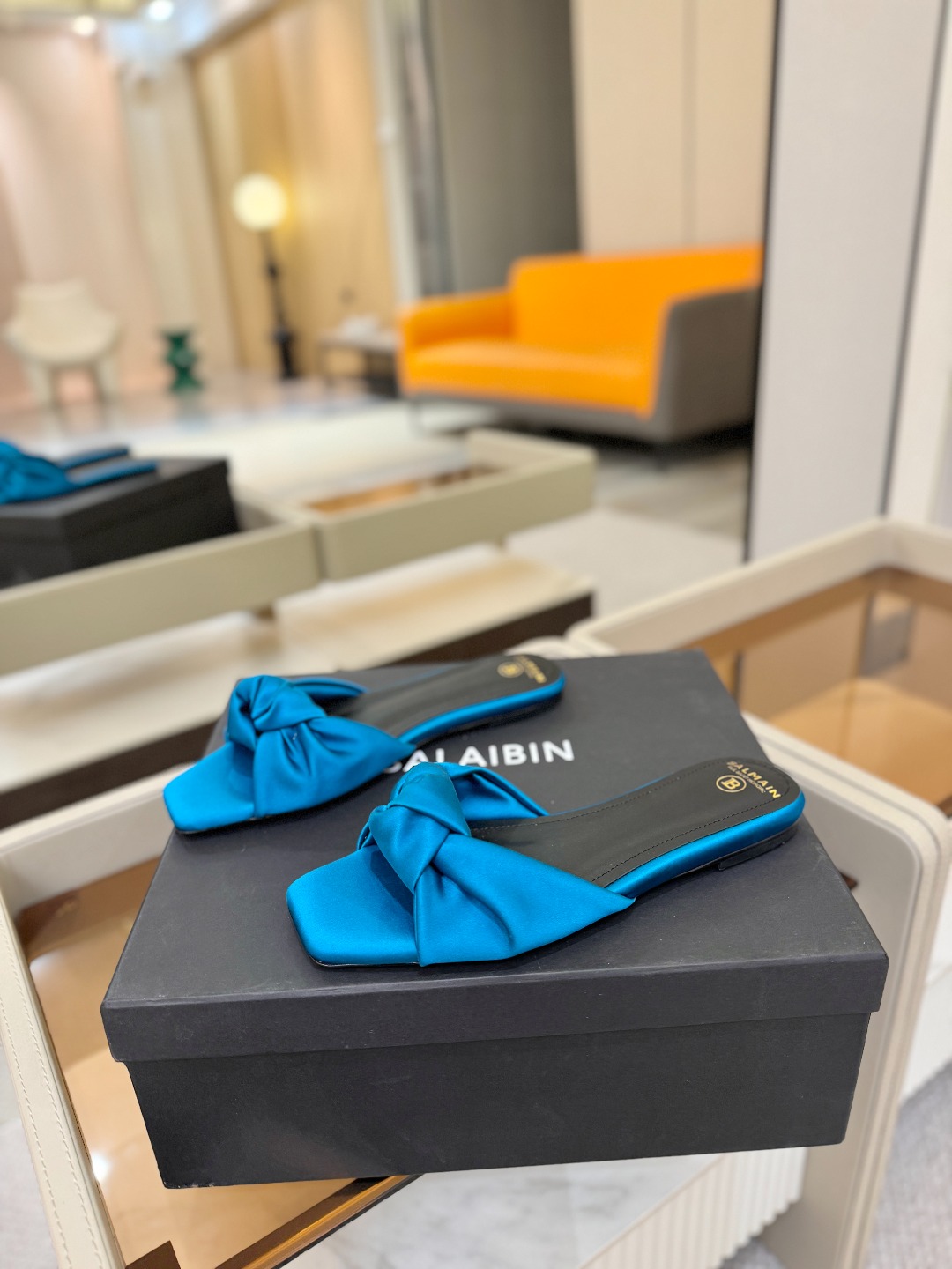 Balmain巴尔曼走秀时装 👄嘴唇时髦平底拖鞋𝘽𝙖𝙡𝙢𝙖𝙞𝙣巴尔曼 愈发別致出众 赶紧来一双巴尔曼小美