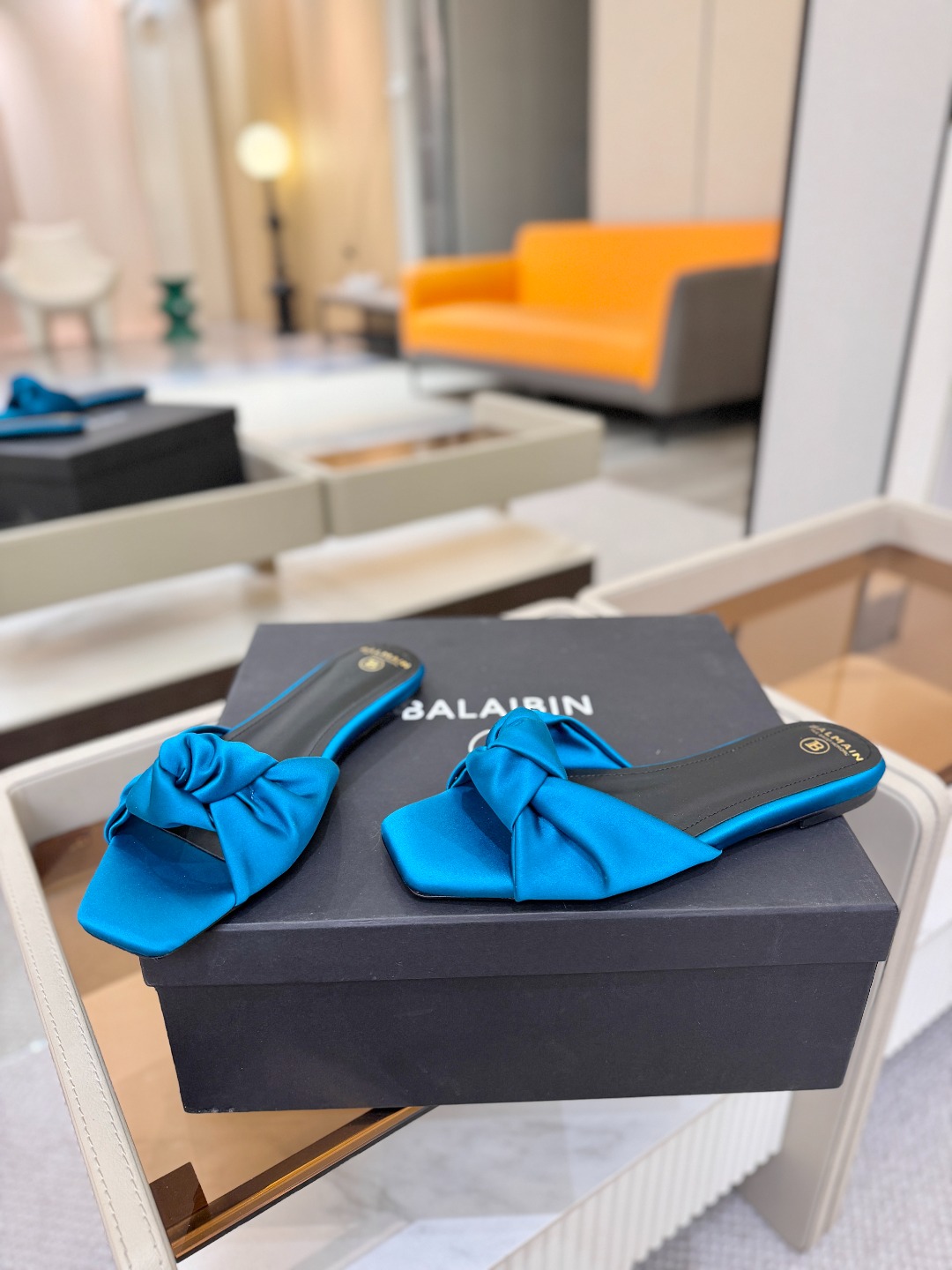 Balmain巴尔曼走秀时装 👄嘴唇时髦平底拖鞋𝘽𝙖𝙡𝙢𝙖𝙞𝙣巴尔曼 愈发別致出众 赶紧来一双巴尔曼小美