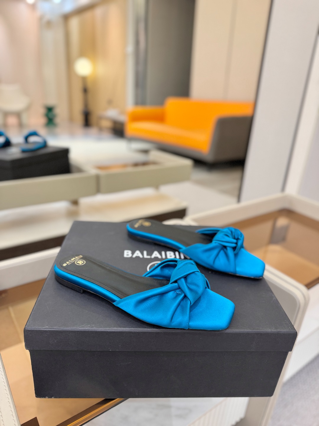 Balmain巴尔曼走秀时装 👄嘴唇时髦平底拖鞋𝘽𝙖𝙡𝙢𝙖𝙞𝙣巴尔曼 愈发別致出众 赶紧来一双巴尔曼小美