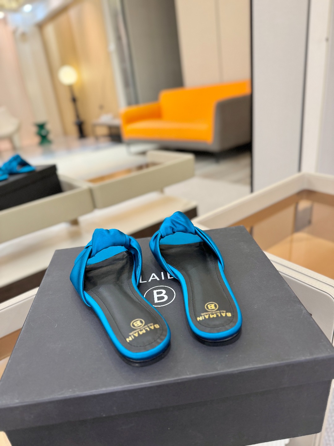 Balmain巴尔曼走秀时装 👄嘴唇时髦平底拖鞋𝘽𝙖𝙡𝙢𝙖𝙞𝙣巴尔曼 愈发別致出众 赶紧来一双巴尔曼小美