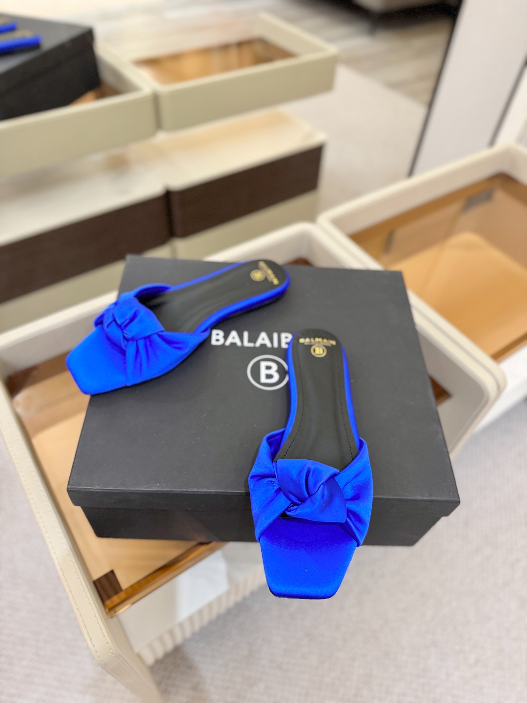 Balmain巴尔曼走秀时装 👄嘴唇时髦平底拖鞋𝘽𝙖𝙡𝙢𝙖𝙞𝙣巴尔曼 愈发別致出众 赶紧来一双巴尔曼小美