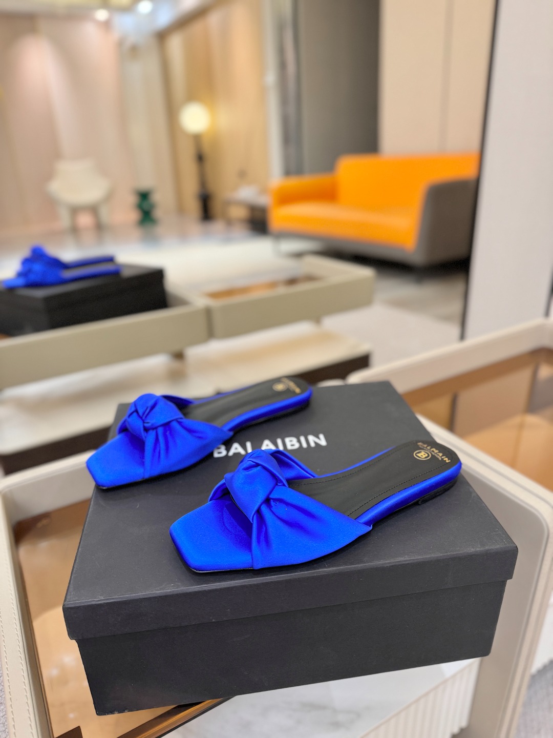 Balmain巴尔曼走秀时装 👄嘴唇时髦平底拖鞋𝘽𝙖𝙡𝙢𝙖𝙞𝙣巴尔曼 愈发別致出众 赶紧来一双巴尔曼小美