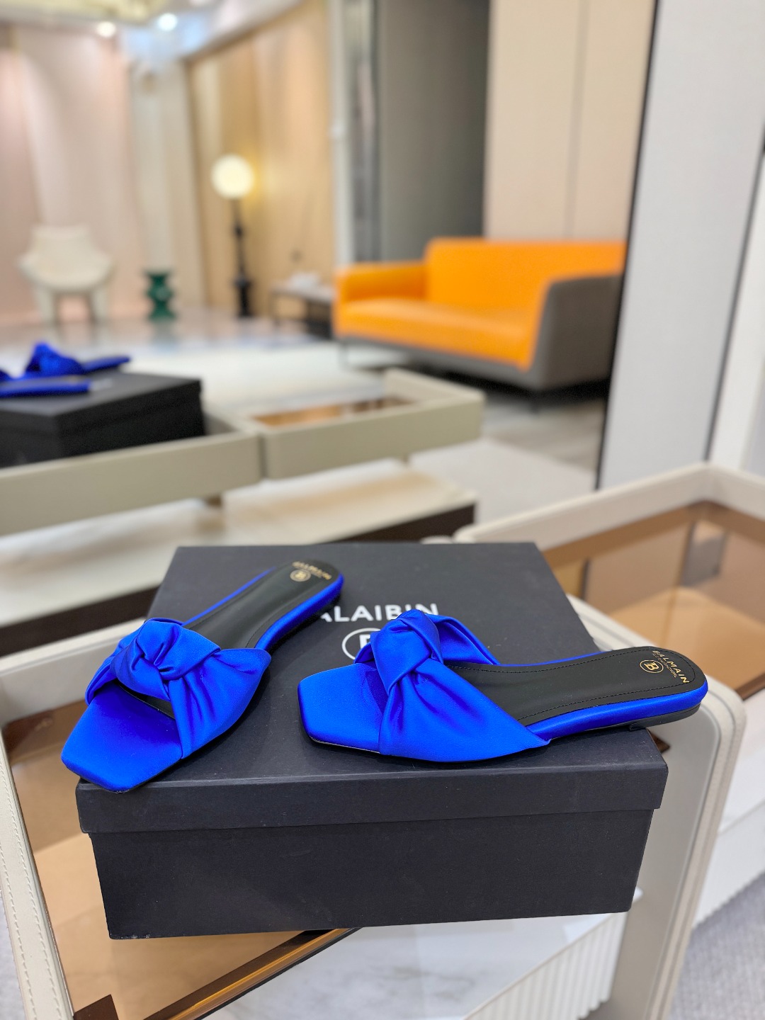 Balmain巴尔曼走秀时装 👄嘴唇时髦平底拖鞋𝘽𝙖𝙡𝙢𝙖𝙞𝙣巴尔曼 愈发別致出众 赶紧来一双巴尔曼小美