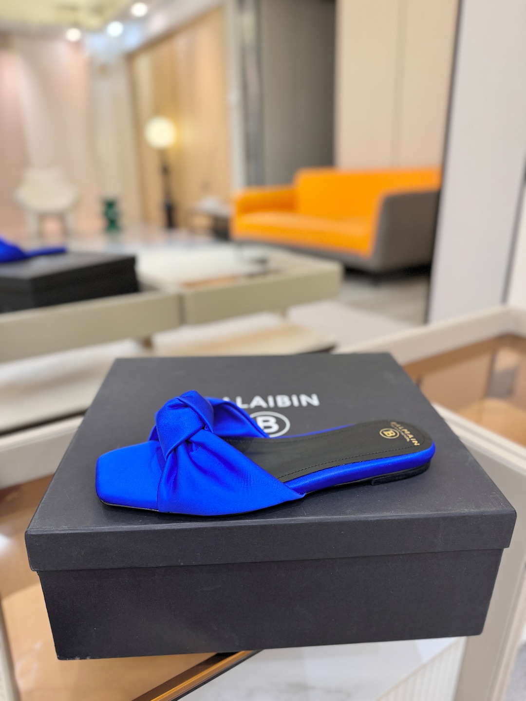 NO:679257,Price Balmain catwalk fashion, flat slippers with fashionable lips. Balmain is becoming more and more chic and outstanding. Hurry up and get a pair of Balmain shoes. They are frank, invincible and beautiful! This sandal is really impressive. The material is imported silk. The lining is imported cowhide. The heel is high and flat. The outsole is genuine leather imported from Italy. The original buckle is molded. The code number is 36--42 (40.41.42 customization is not returnable). Slippers, balmain, balmain, slippers, cowhide, real silk, Leather soles19860909价格 Balmain巴尔曼走秀时装 嘴唇时髦平底拖鞋 巴尔曼 愈发別致出众 赶紧来一双巴尔曼小美鞋率性的 无敌气场无敌好看！这凉拖真是气势十足 材质进口真丝 内里进口牛皮 跟高平底 大底 意大利进口真皮大底 饰扣原版饰扣开模 码数36--42（40.41.42定制不退换）,拖鞋,balmain,balmain,slippers,cowhide,real silk,Leather soles,Women's Shoes