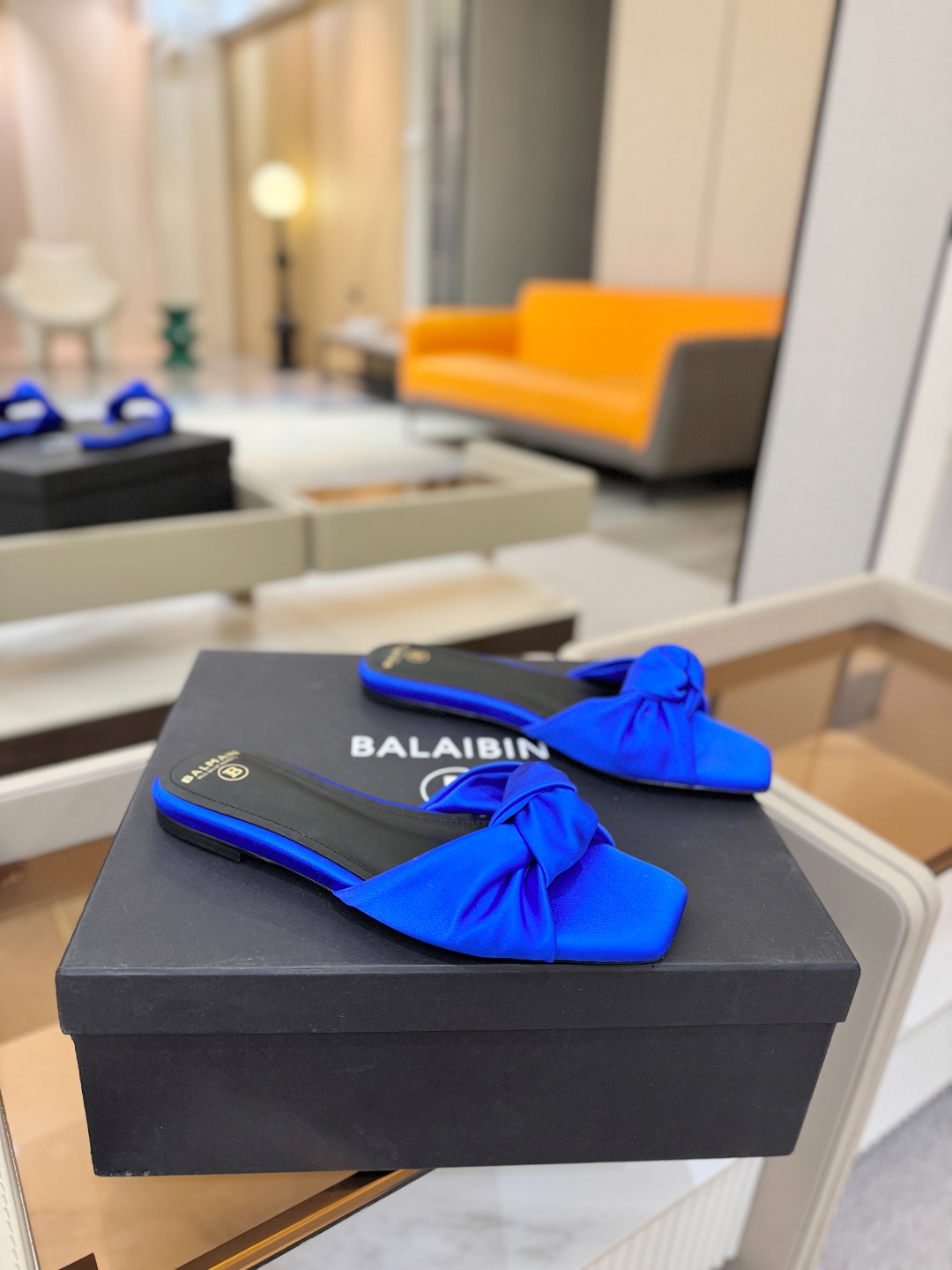 Balmain巴尔曼走秀时装 👄嘴唇时髦平底拖鞋𝘽𝙖𝙡𝙢𝙖𝙞𝙣巴尔曼 愈发別致出众 赶紧来一双巴尔曼小美