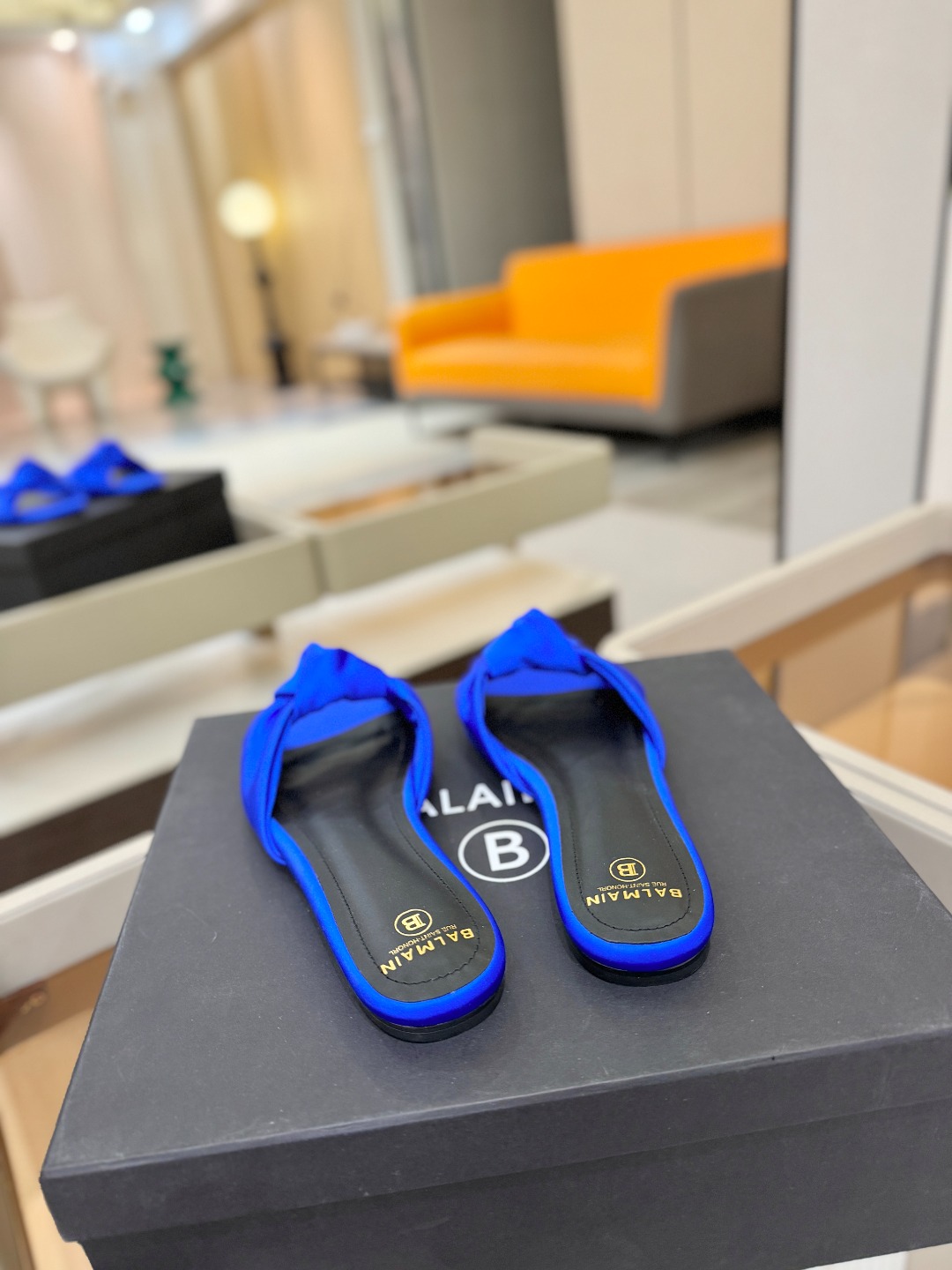 Balmain巴尔曼走秀时装 👄嘴唇时髦平底拖鞋𝘽𝙖𝙡𝙢𝙖𝙞𝙣巴尔曼 愈发別致出众 赶紧来一双巴尔曼小美