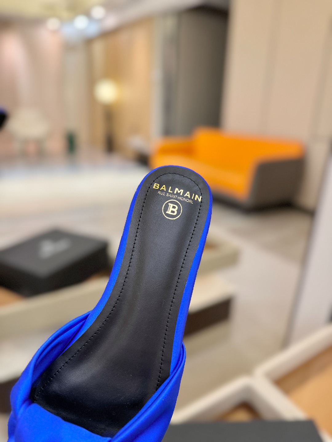 Balmain巴尔曼走秀时装 👄嘴唇时髦平底拖鞋𝘽𝙖𝙡𝙢𝙖𝙞𝙣巴尔曼 愈发別致出众 赶紧来一双巴尔曼小美