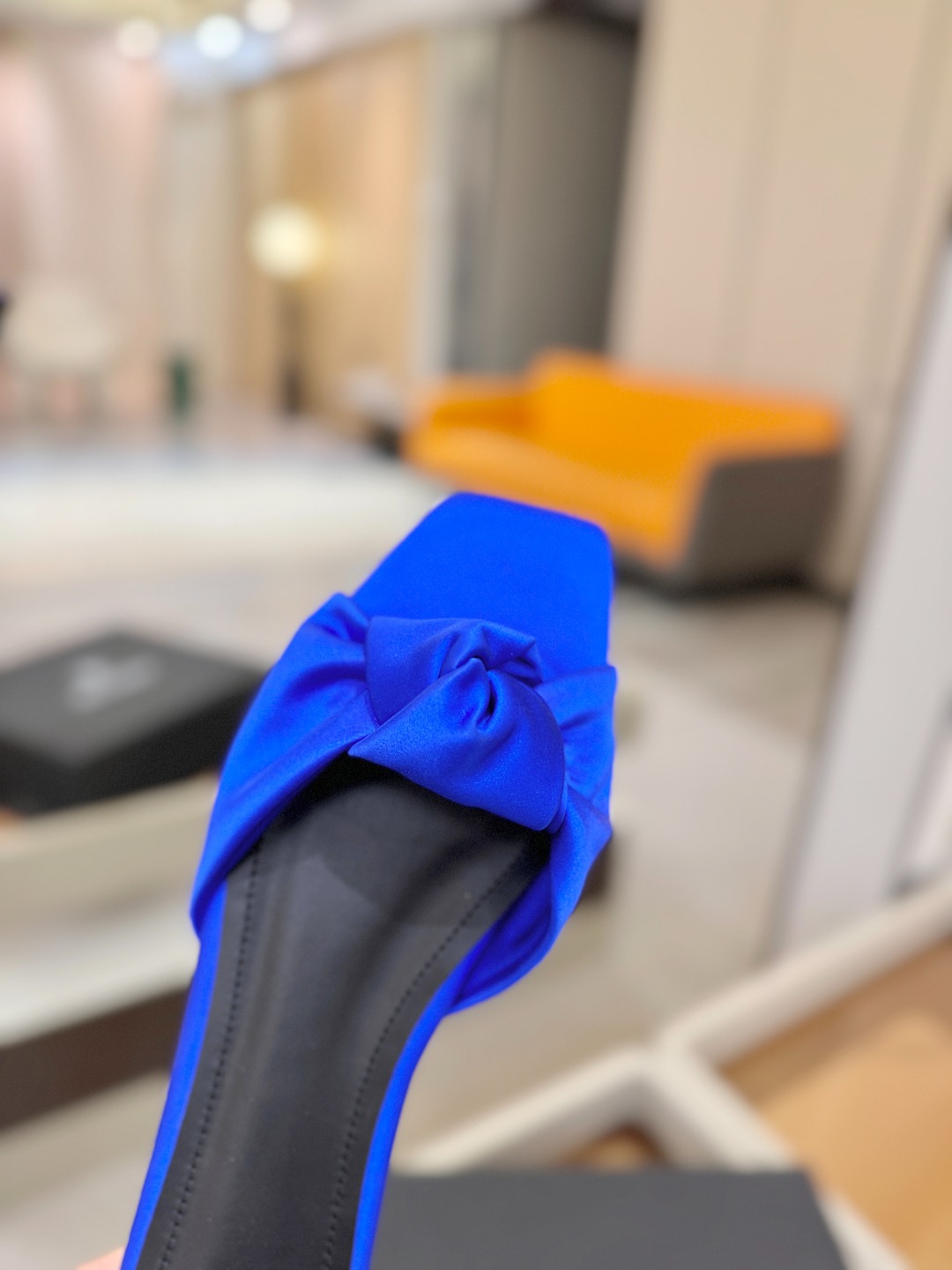 Balmain巴尔曼走秀时装 👄嘴唇时髦平底拖鞋𝘽𝙖𝙡𝙢𝙖𝙞𝙣巴尔曼 愈发別致出众 赶紧来一双巴尔曼小美