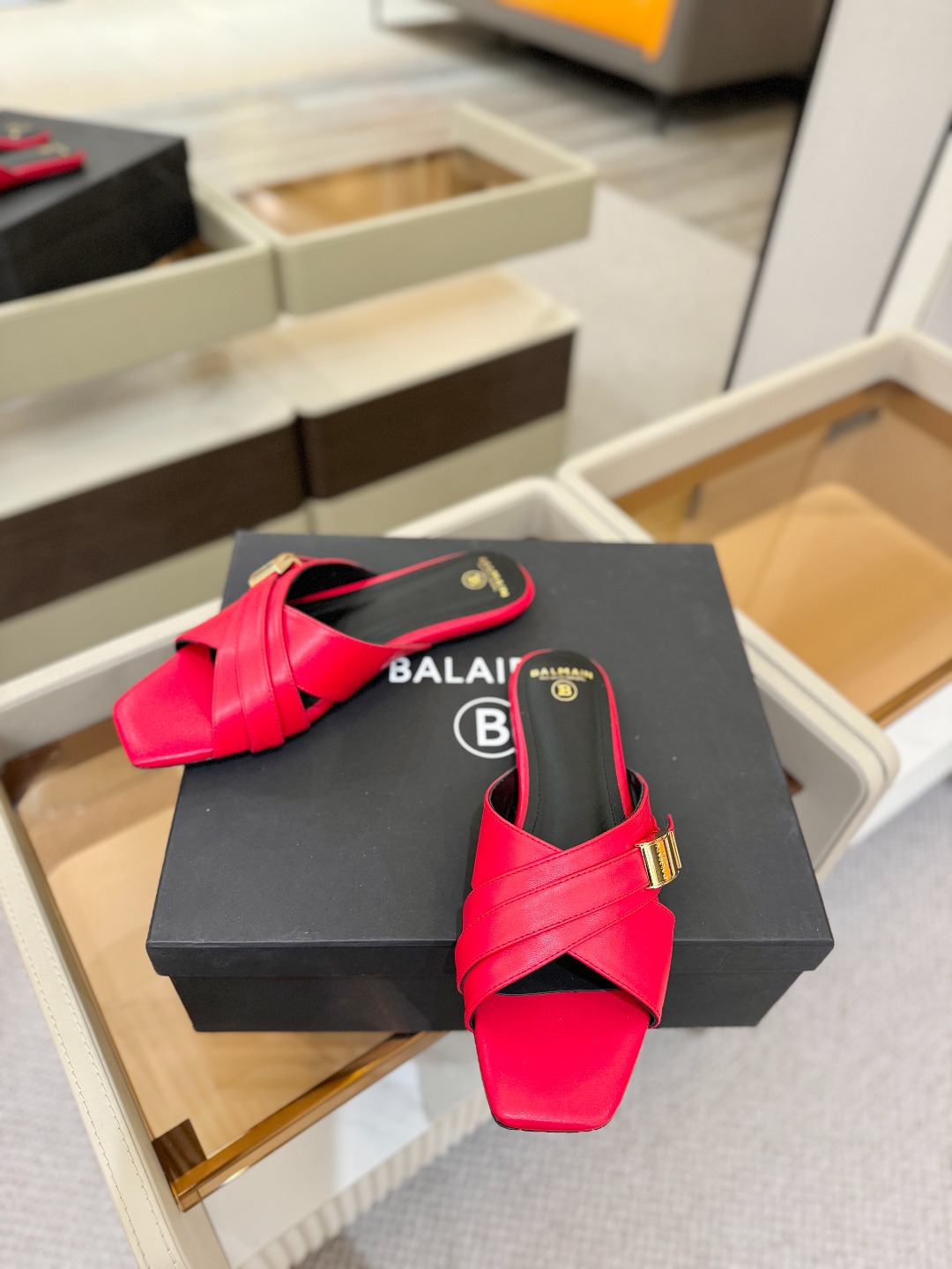 Balmain巴尔曼走秀时装 👄嘴唇时髦平底拖巴尔曼 愈发別致出众 赶紧来一双巴尔曼小美鞋率性的𝘽𝙖𝙡𝙢