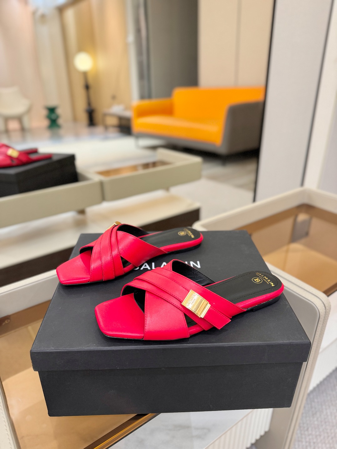 Balmain巴尔曼走秀时装 👄嘴唇时髦平底拖巴尔曼 愈发別致出众 赶紧来一双巴尔曼小美鞋率性的𝘽𝙖𝙡𝙢
