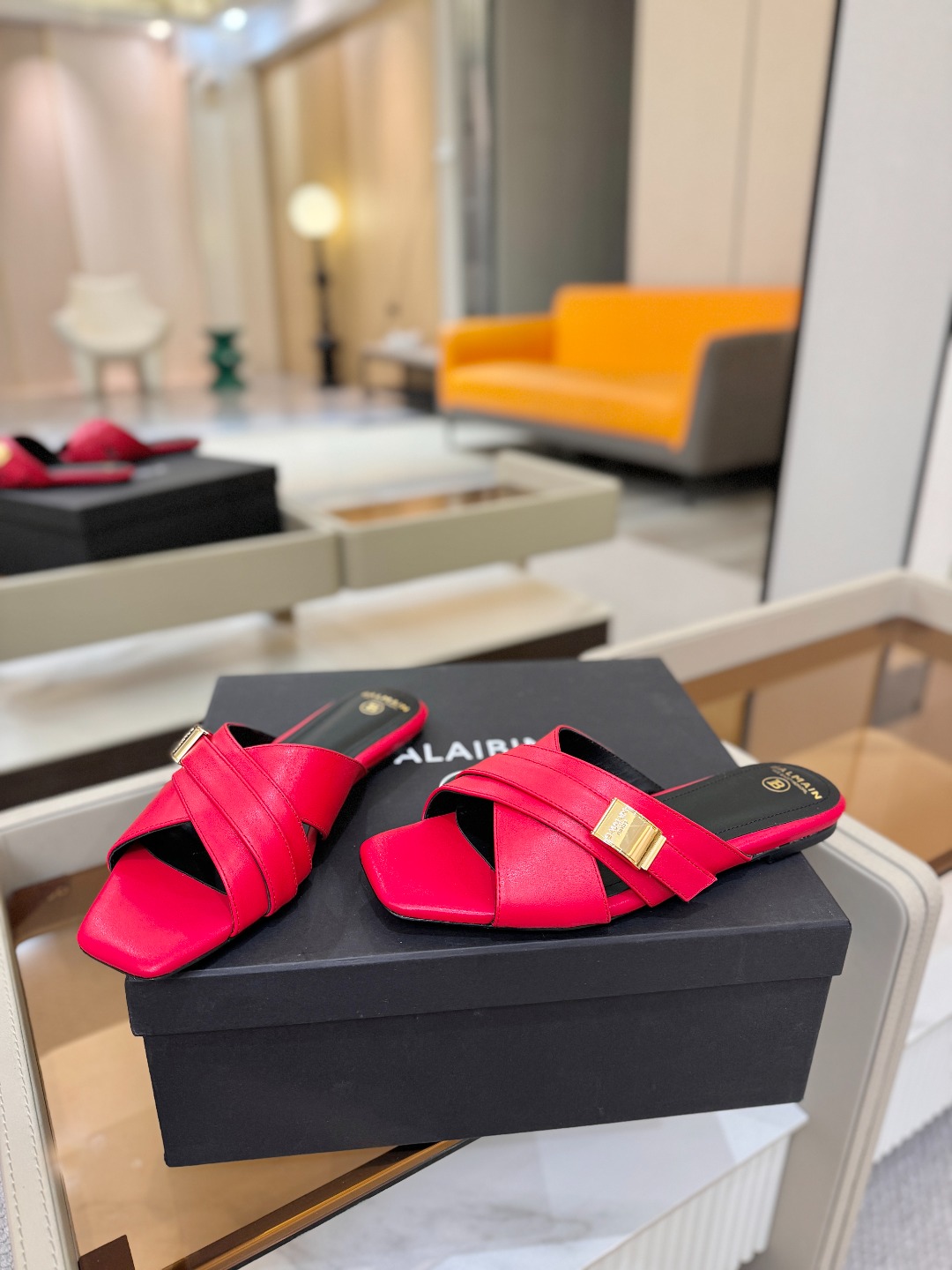 Balmain巴尔曼走秀时装 👄嘴唇时髦平底拖巴尔曼 愈发別致出众 赶紧来一双巴尔曼小美鞋率性的𝘽𝙖𝙡𝙢